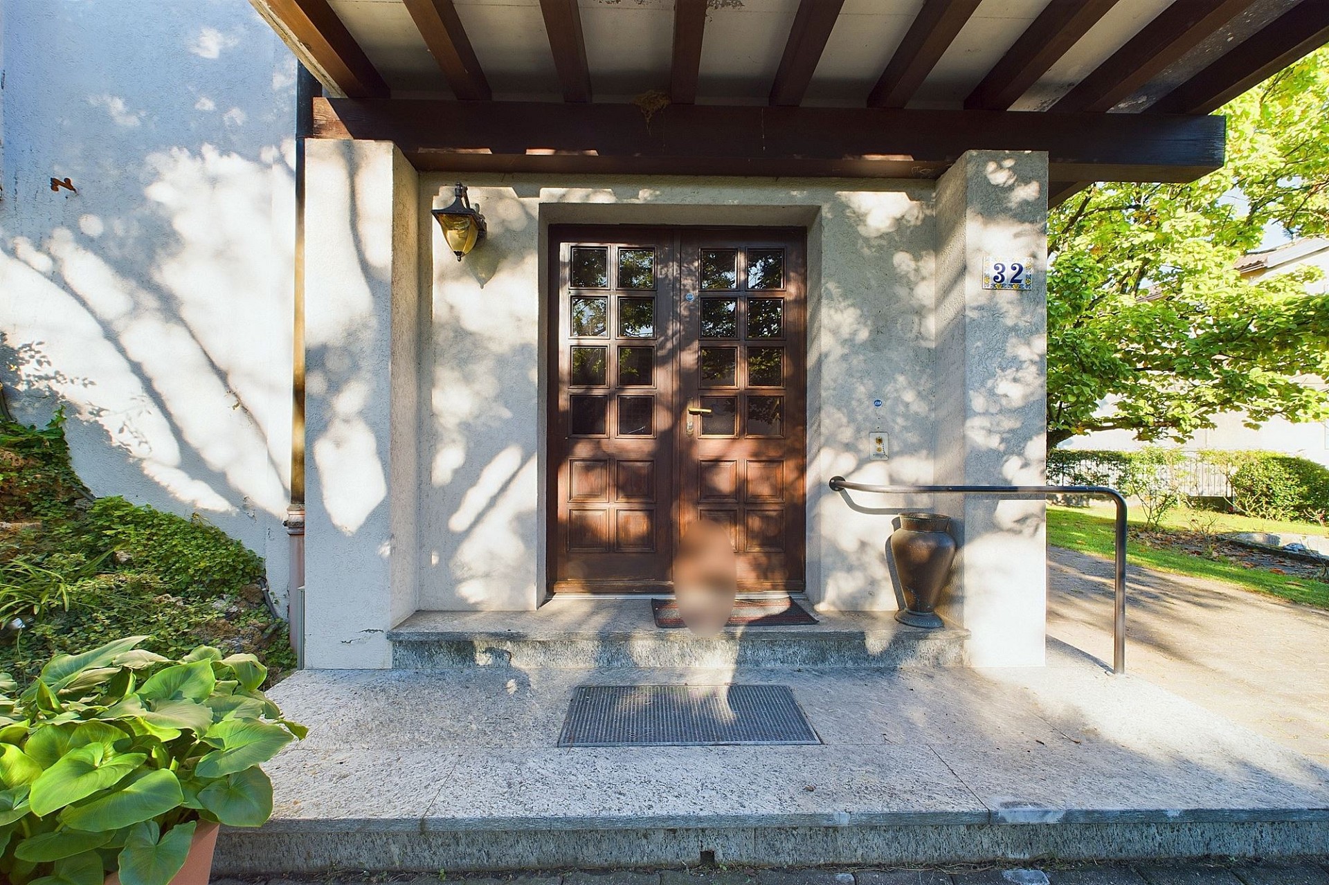 Eingangsbereich eines Hauses mit überdachter Haustür