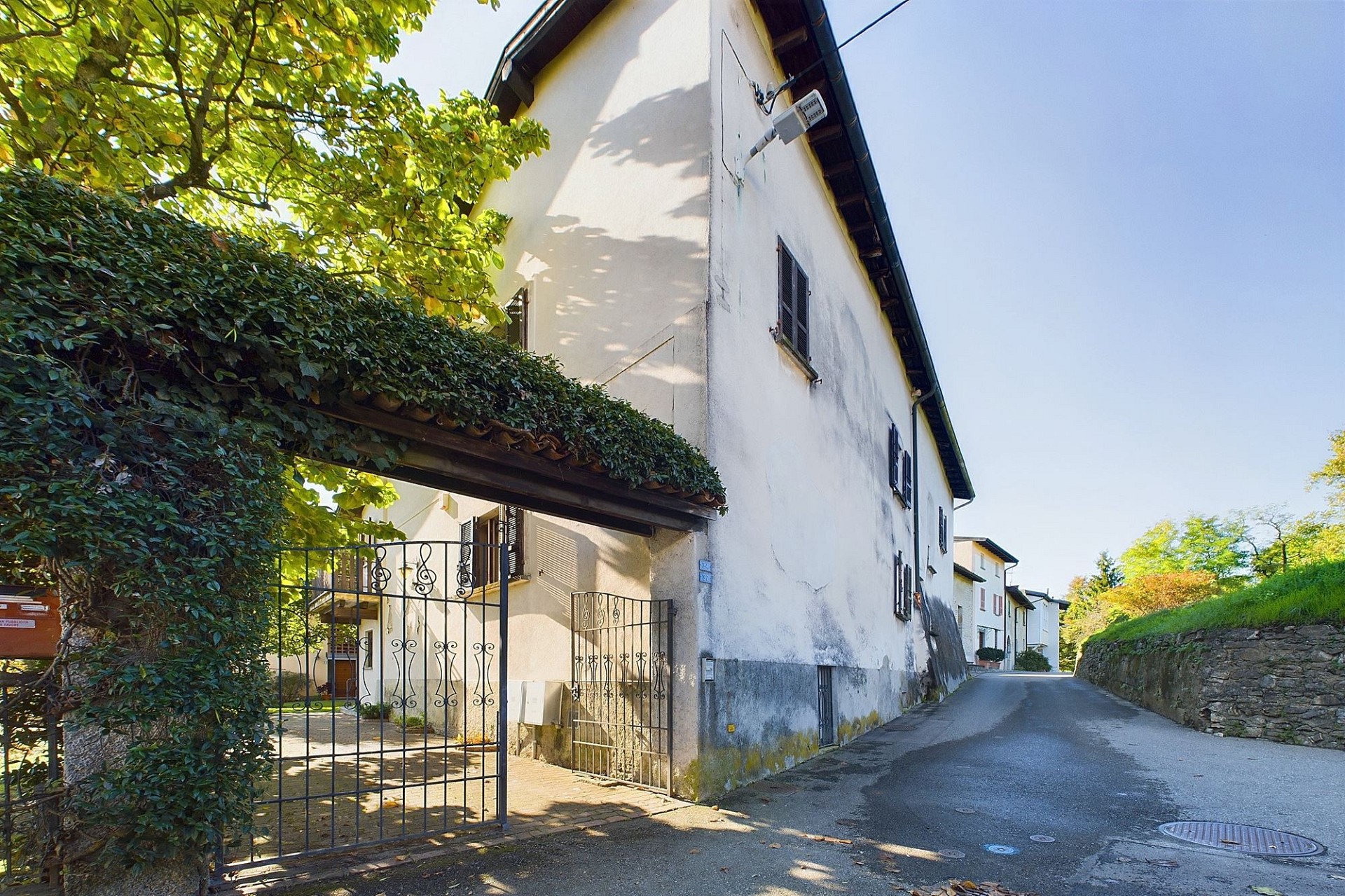 Außenansicht eines Hauses an einer schmalen Straße