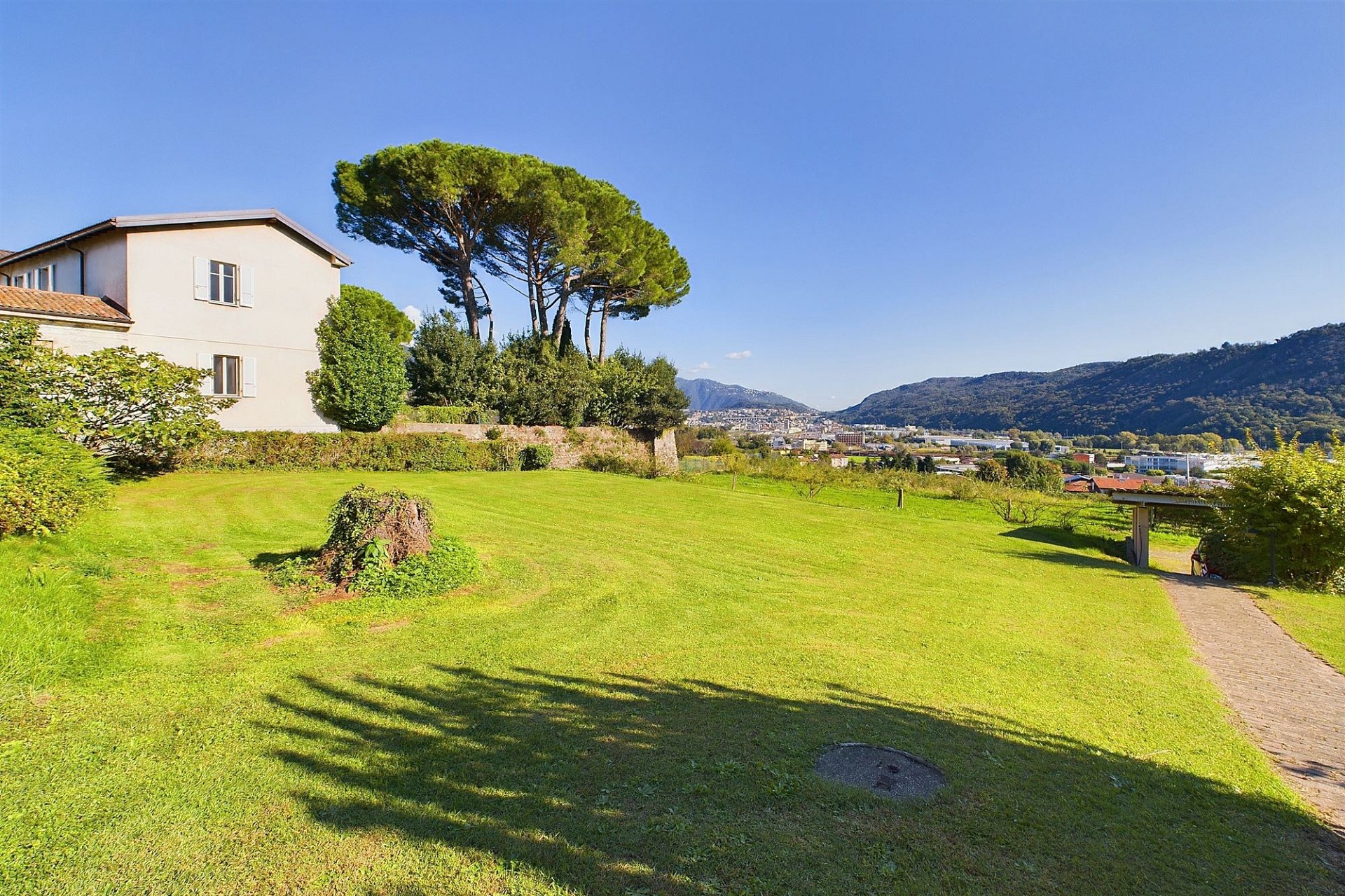 Großes Grundstück mit Haus und Panoramablick