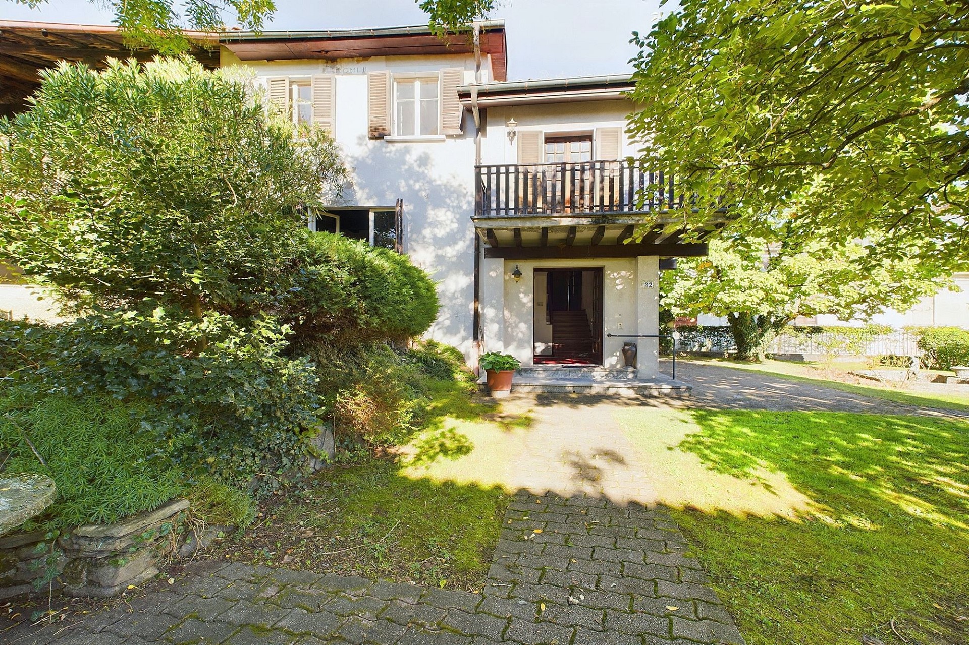 Wohnhaus mit Garten und Balkon