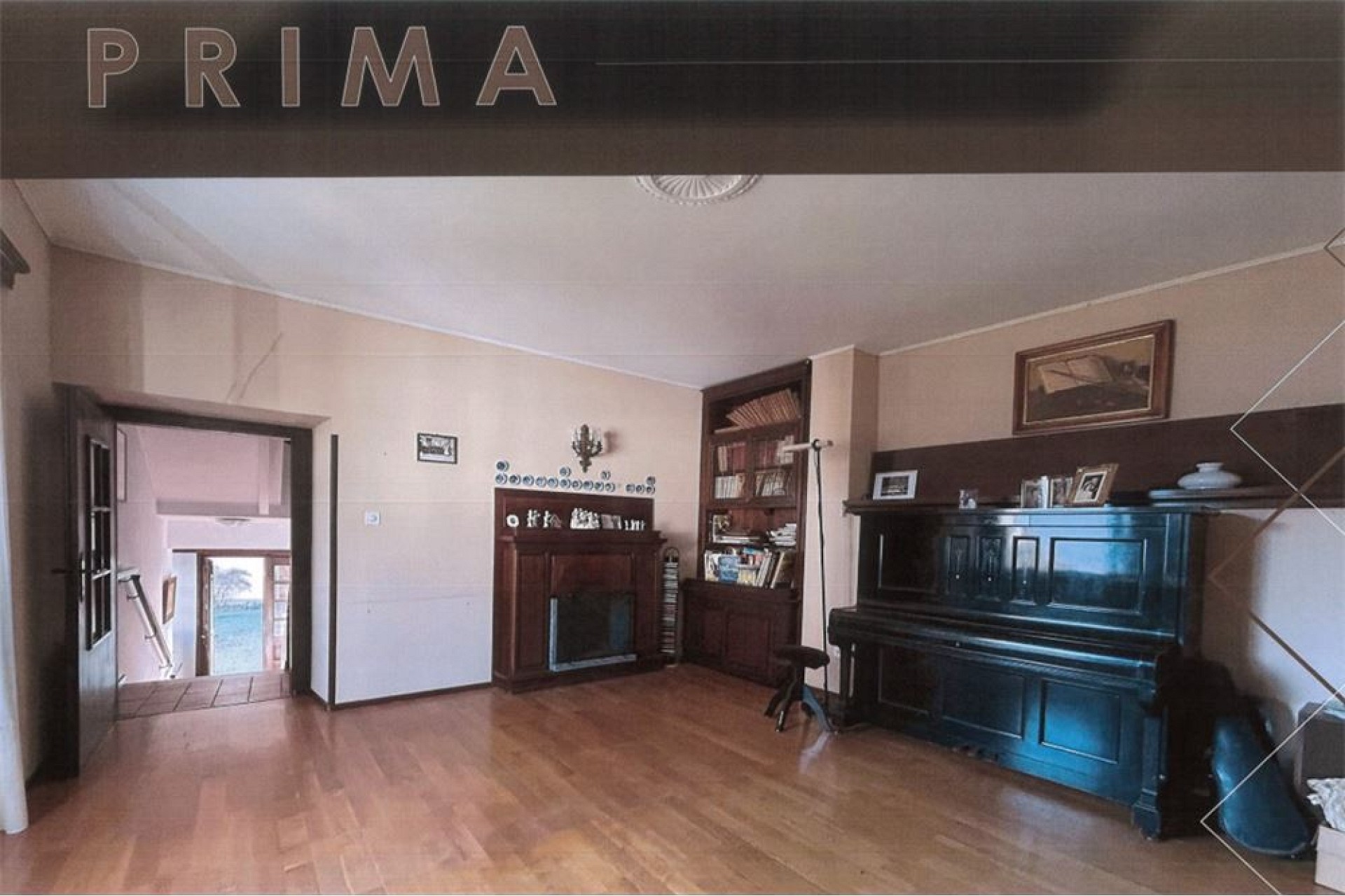 Wohnzimmer mit Klavier und Kamin