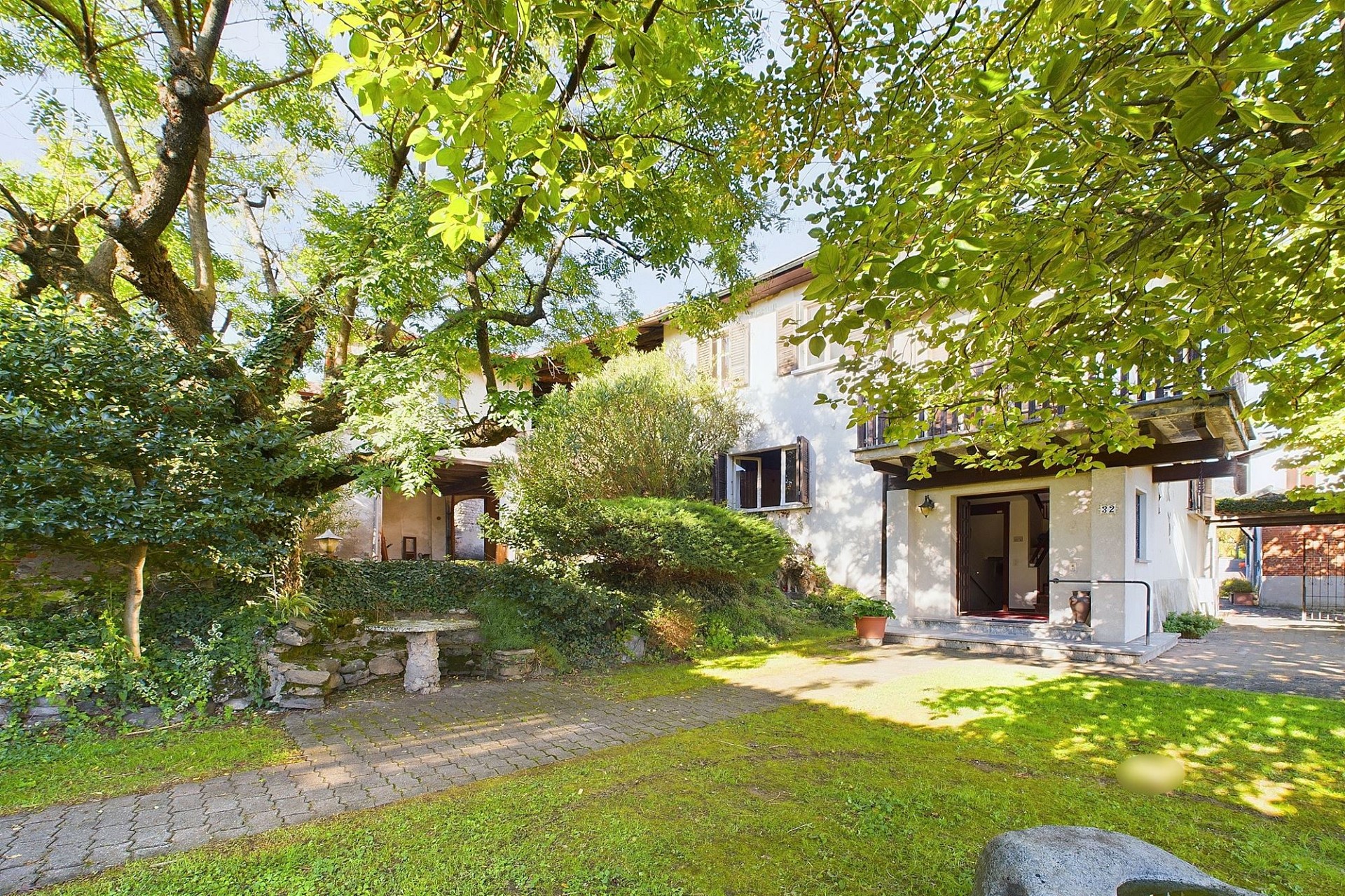 Helles Wohnhaus mit üppigem Garten