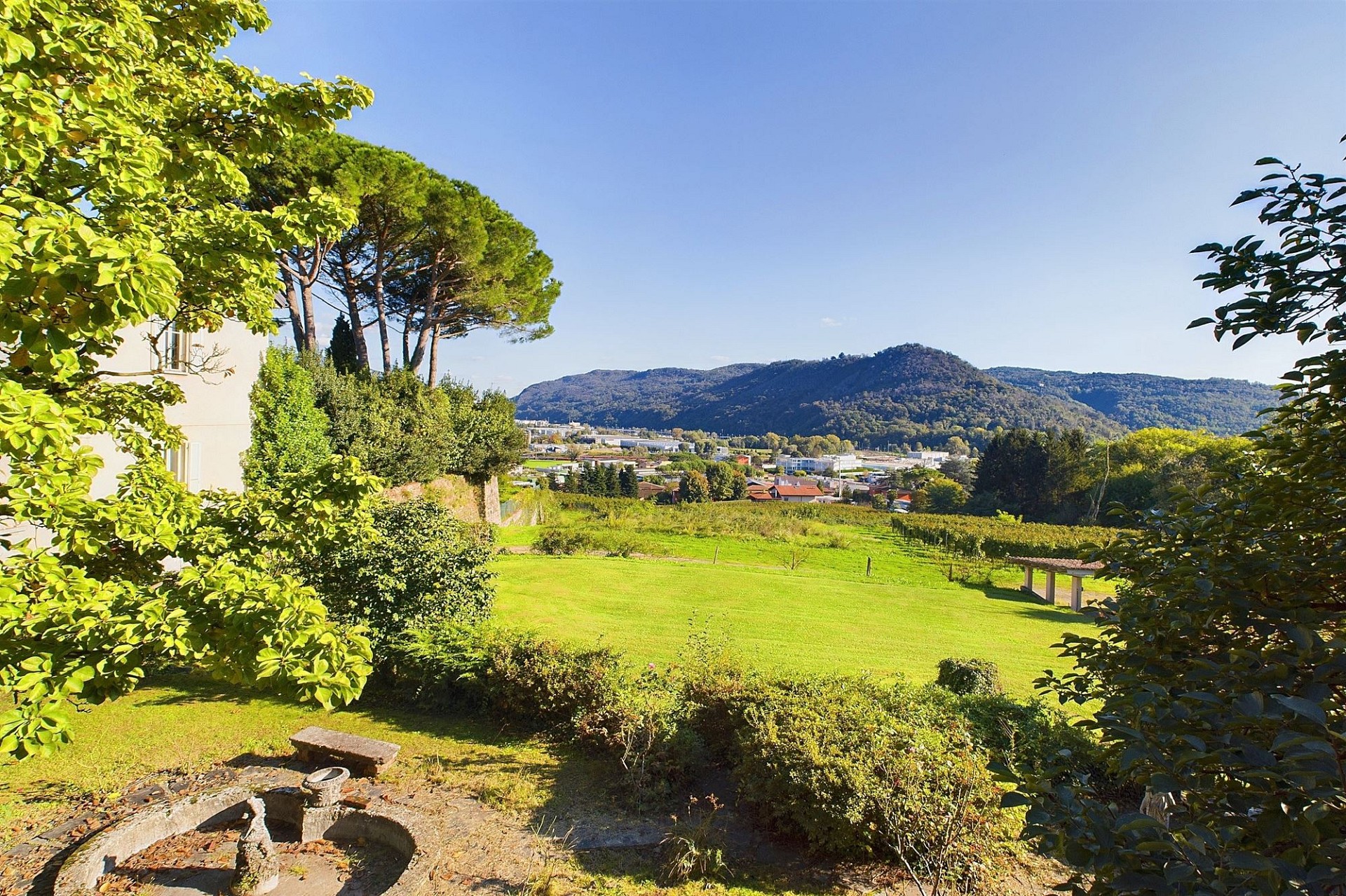 Weitläufiger Garten mit Bergblick