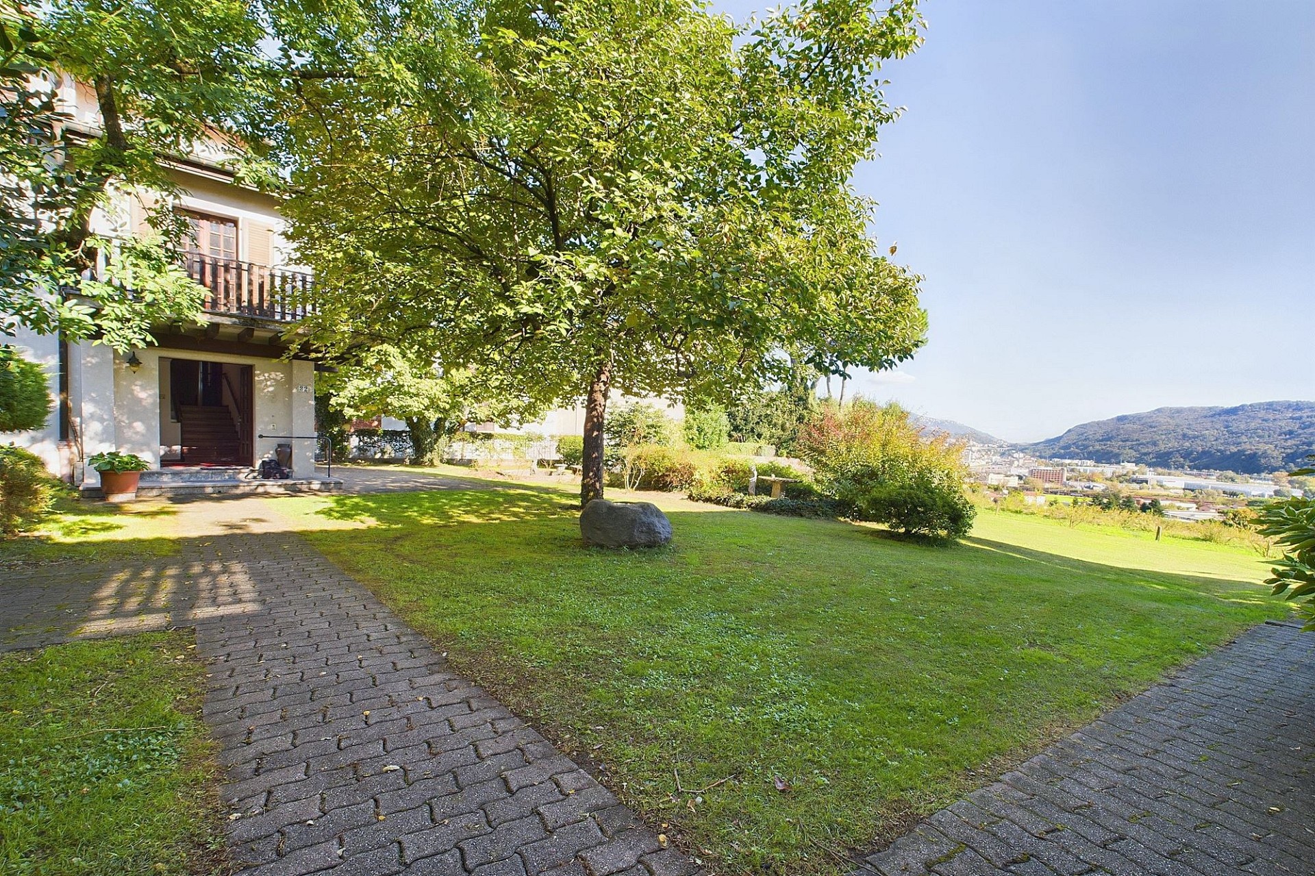 Großer Garten mit Haus und Talblick