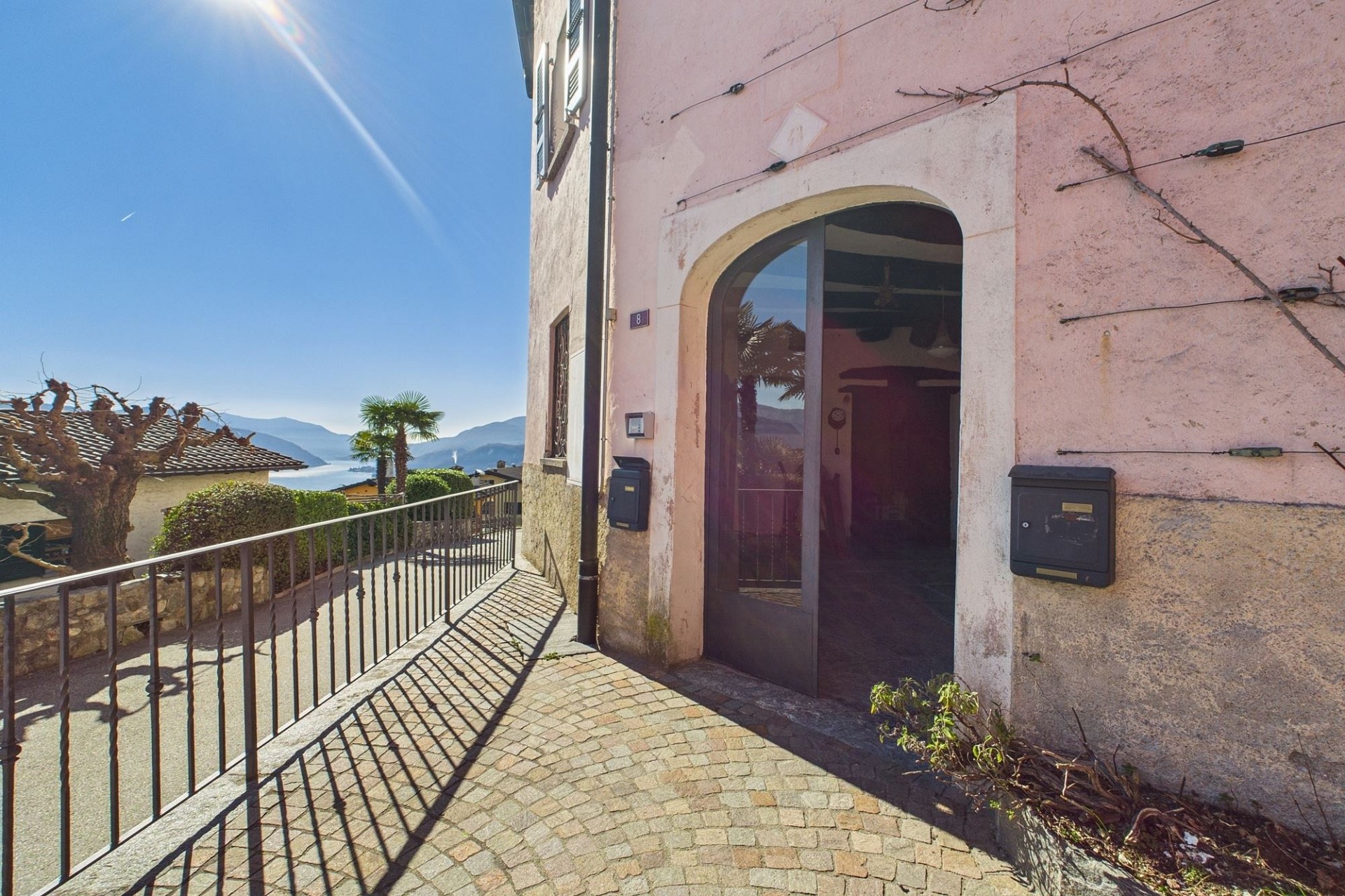 Außenansicht eines Hauses mit Meerblick