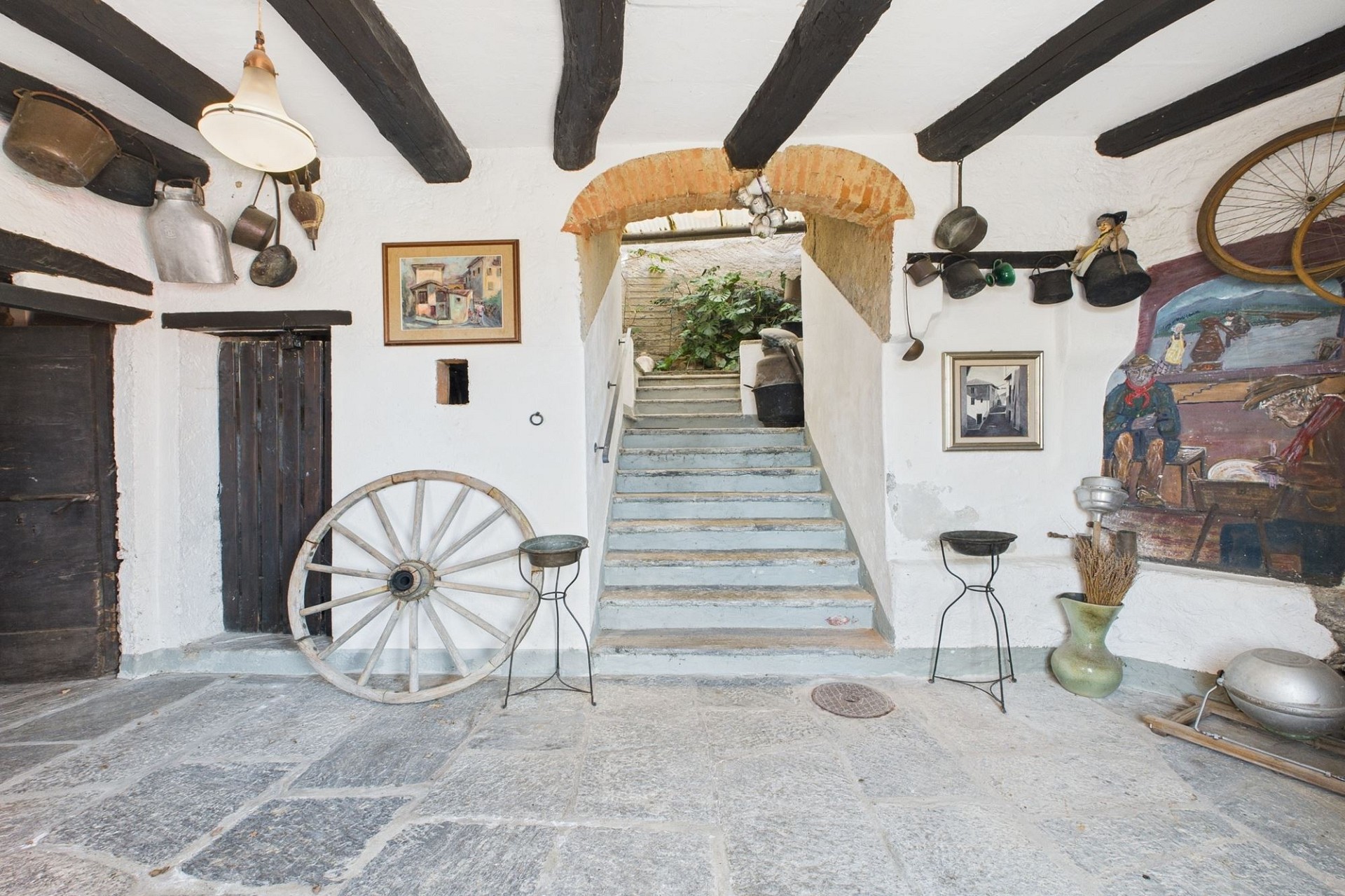 Rustikaler Eingangsbereich mit Treppe und Vintage-Dekor