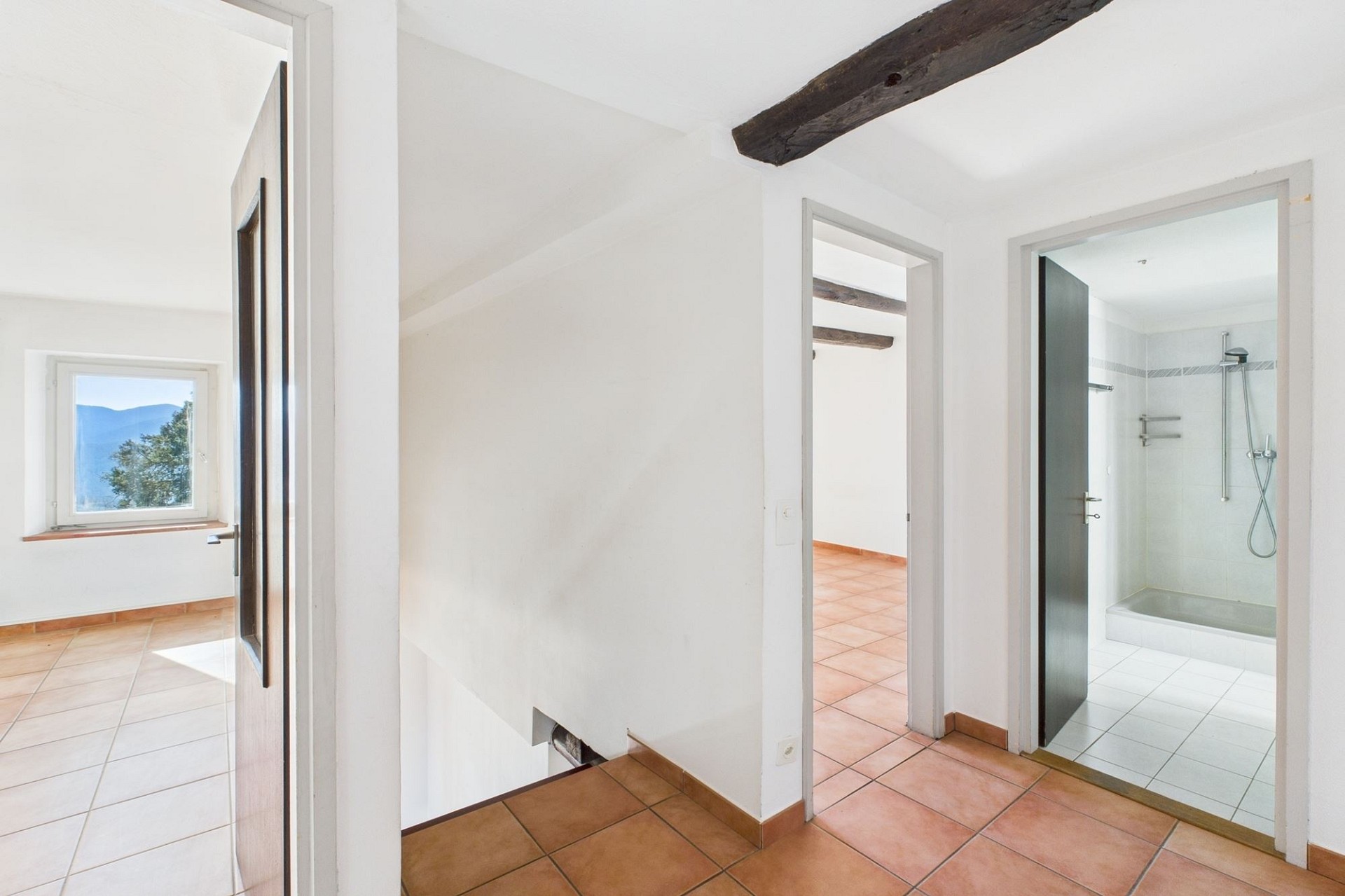 Heller Flur mit Blick in Zimmer und Badezimmer