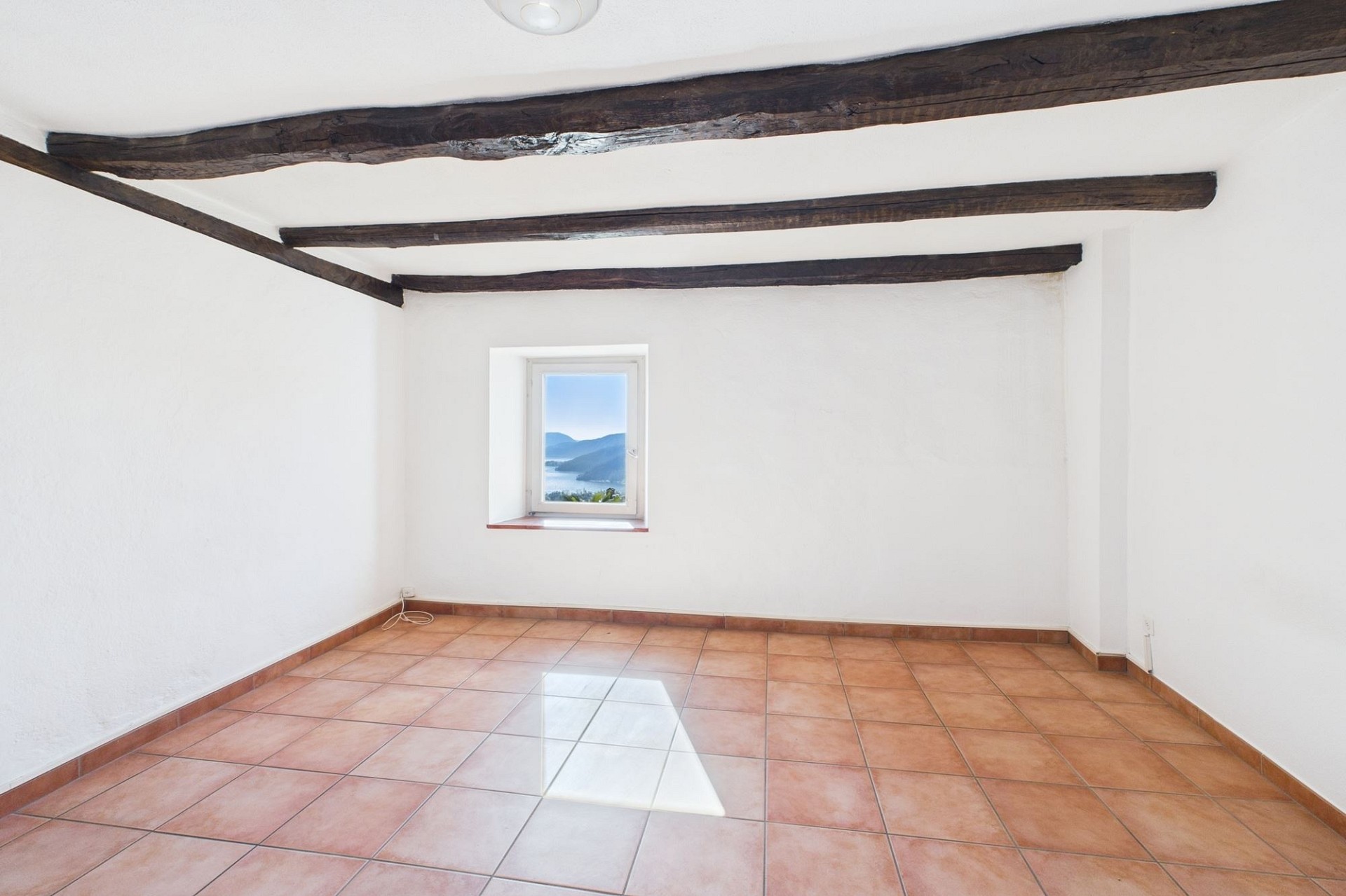Leerer Raum mit Holzbalkendecke und Meerblick