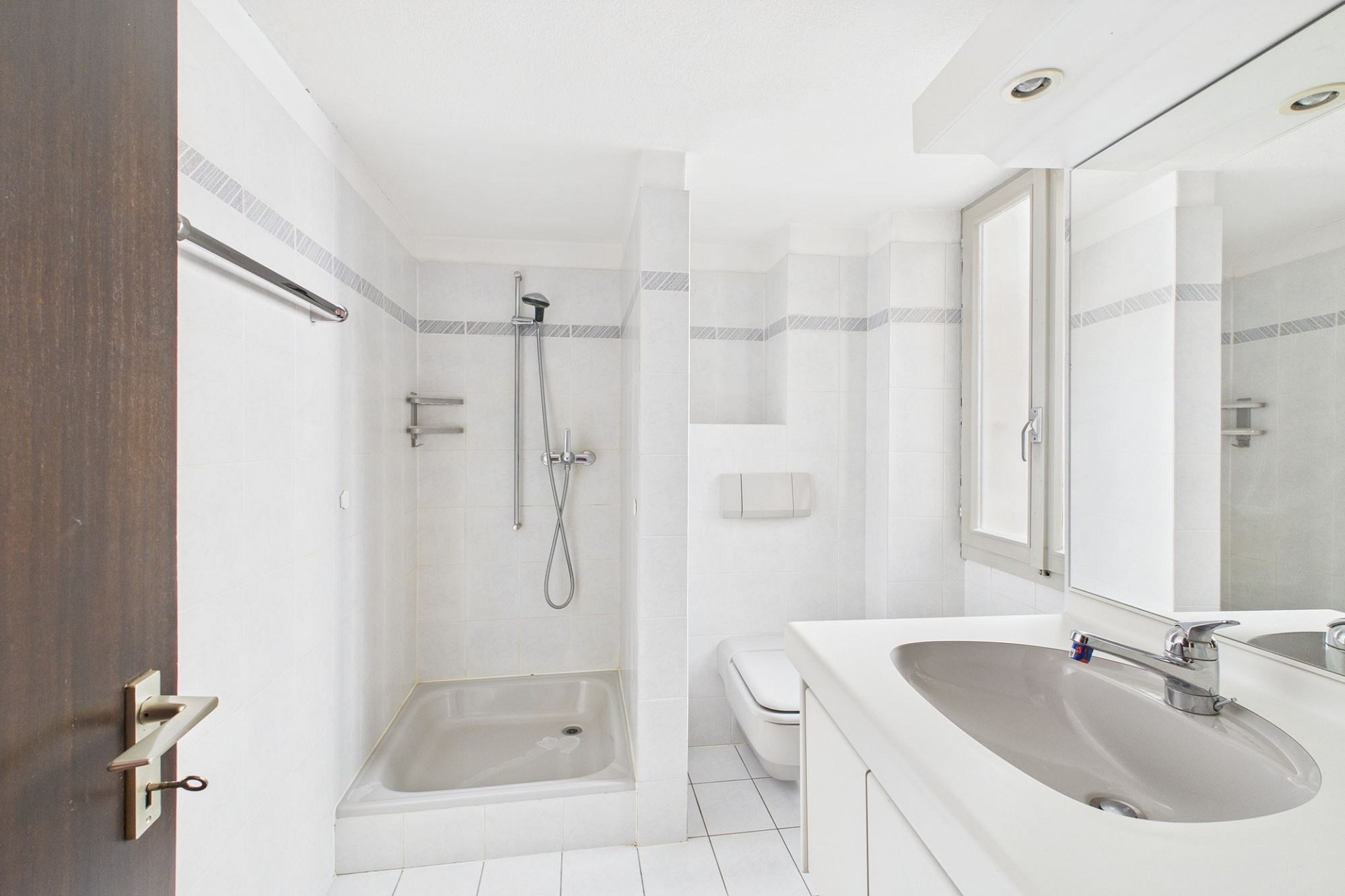 Kleines, helles Badezimmer mit Badewanne und Waschtisch