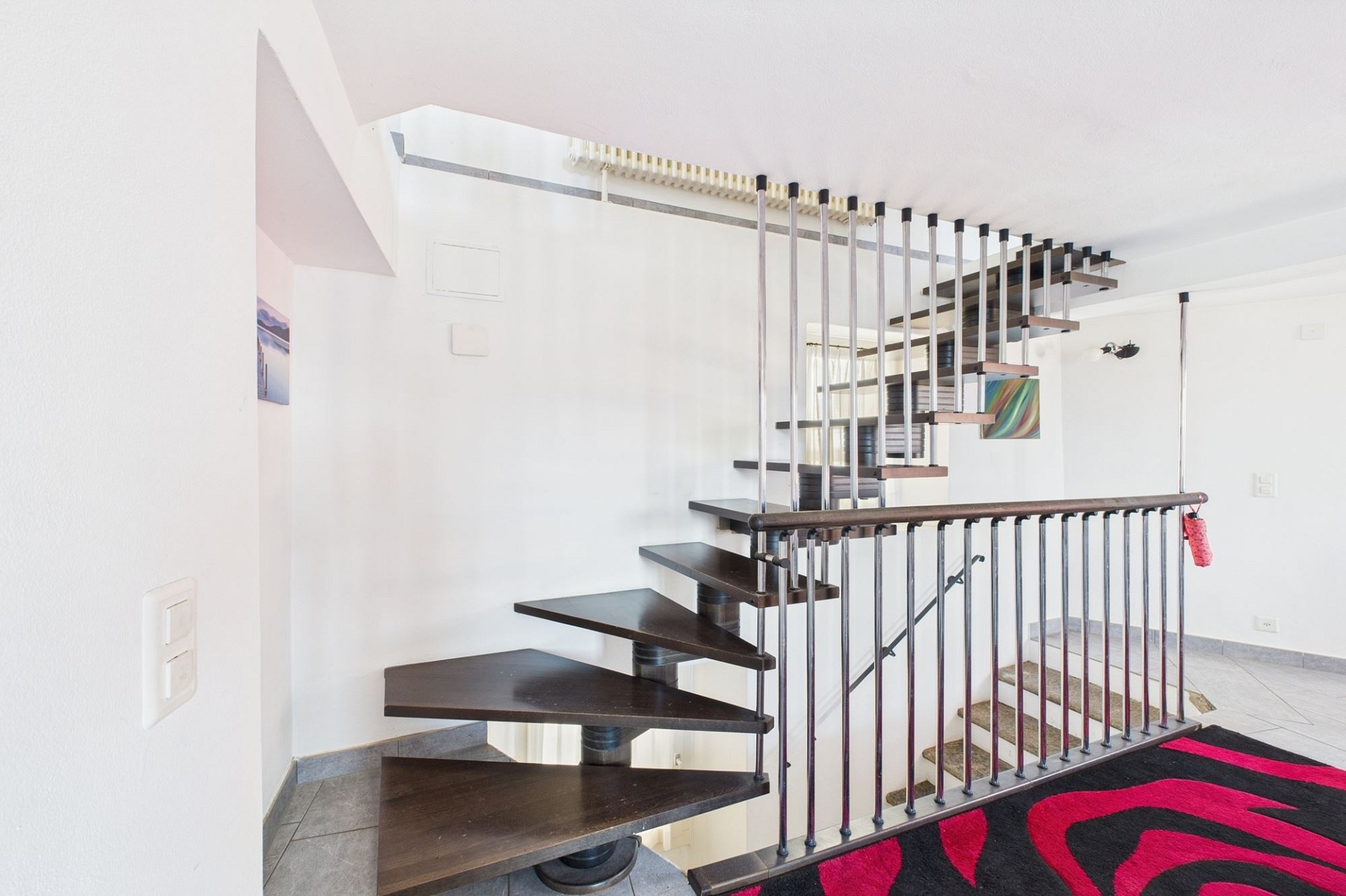 Moderne Treppe im hellen Flur