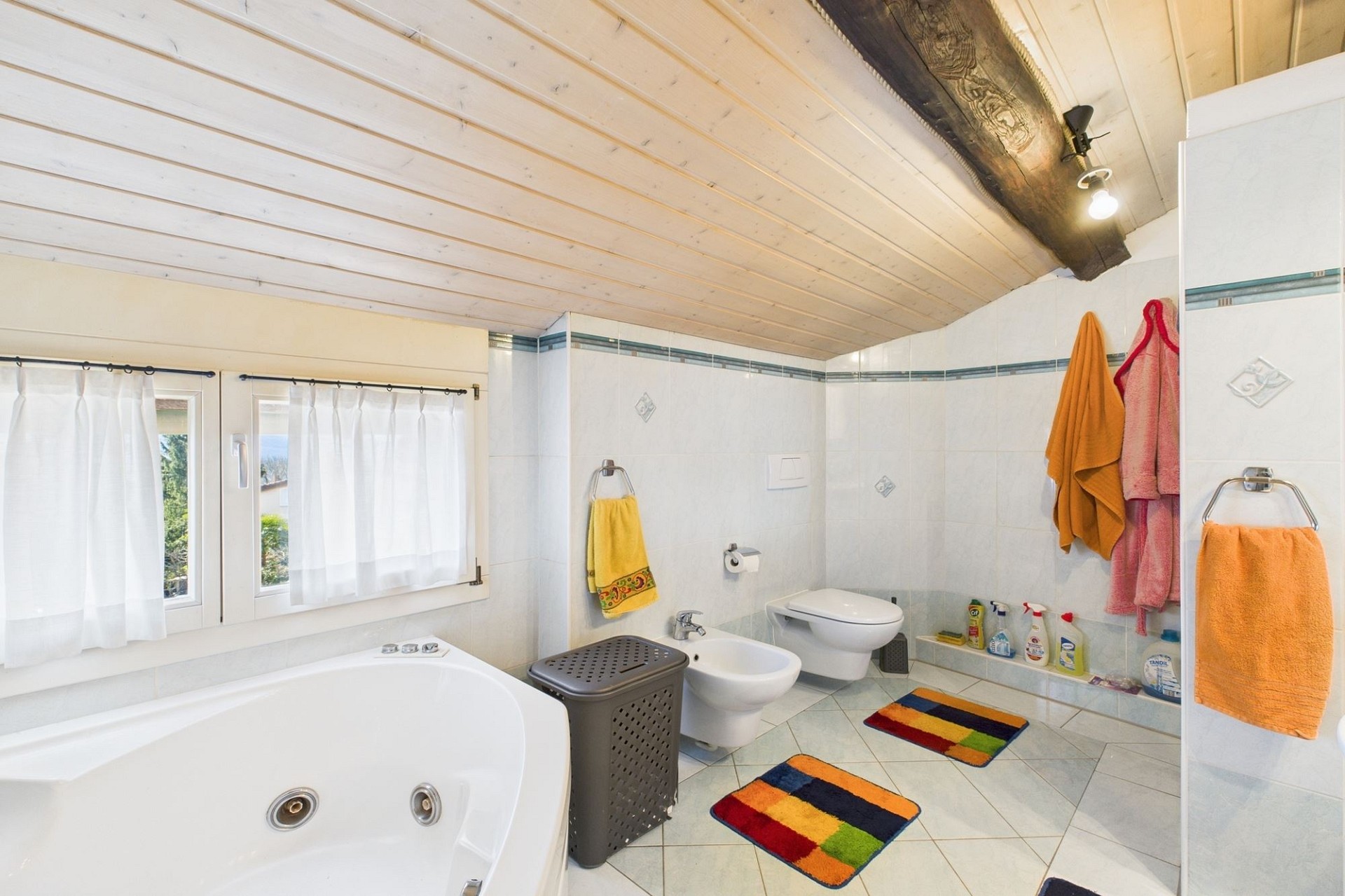 Helles Badezimmer mit Dachschräge