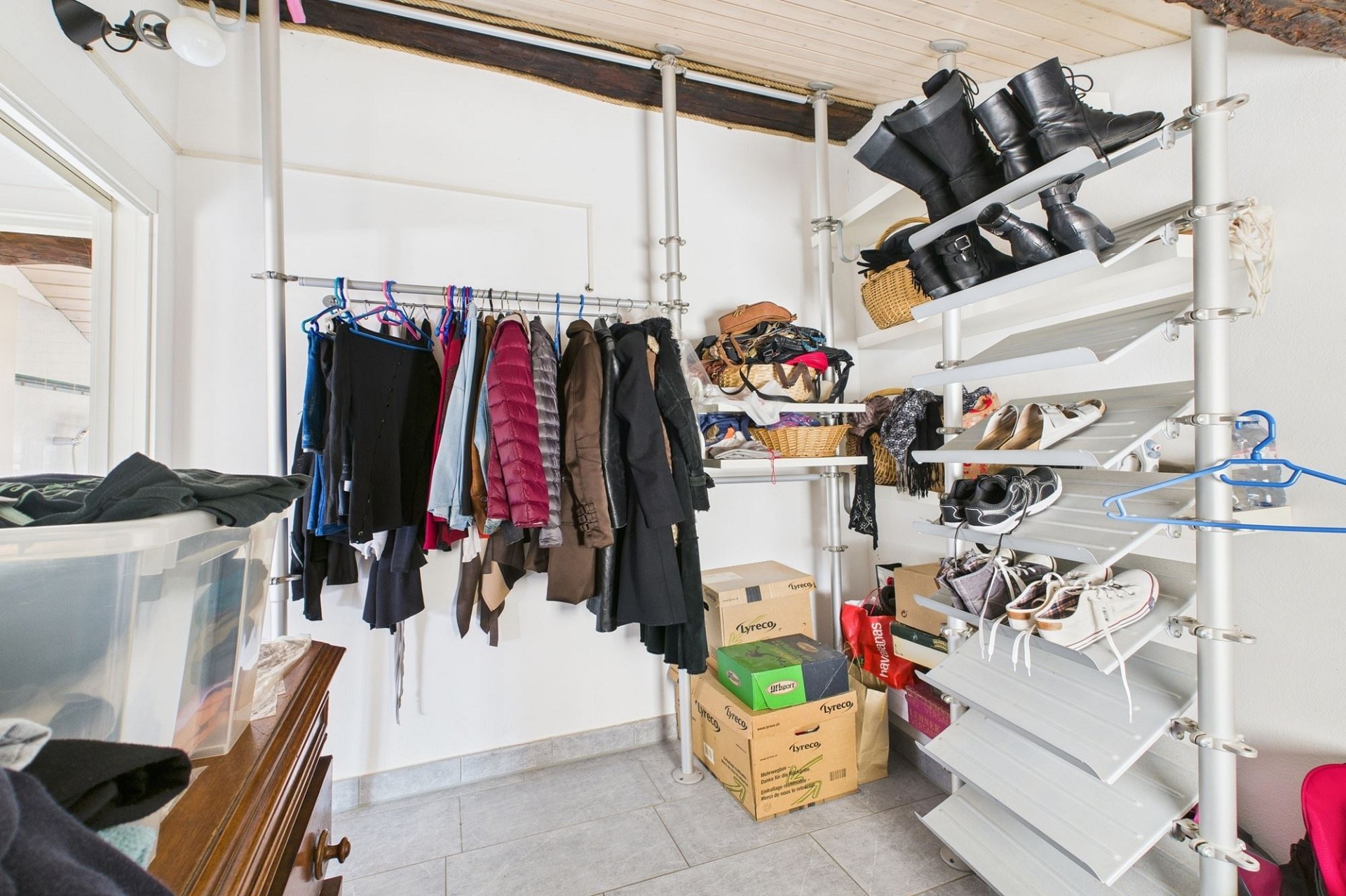 Ankleide- bzw. Abstellraum mit offener Schuh- und Kleideraufbewahrung