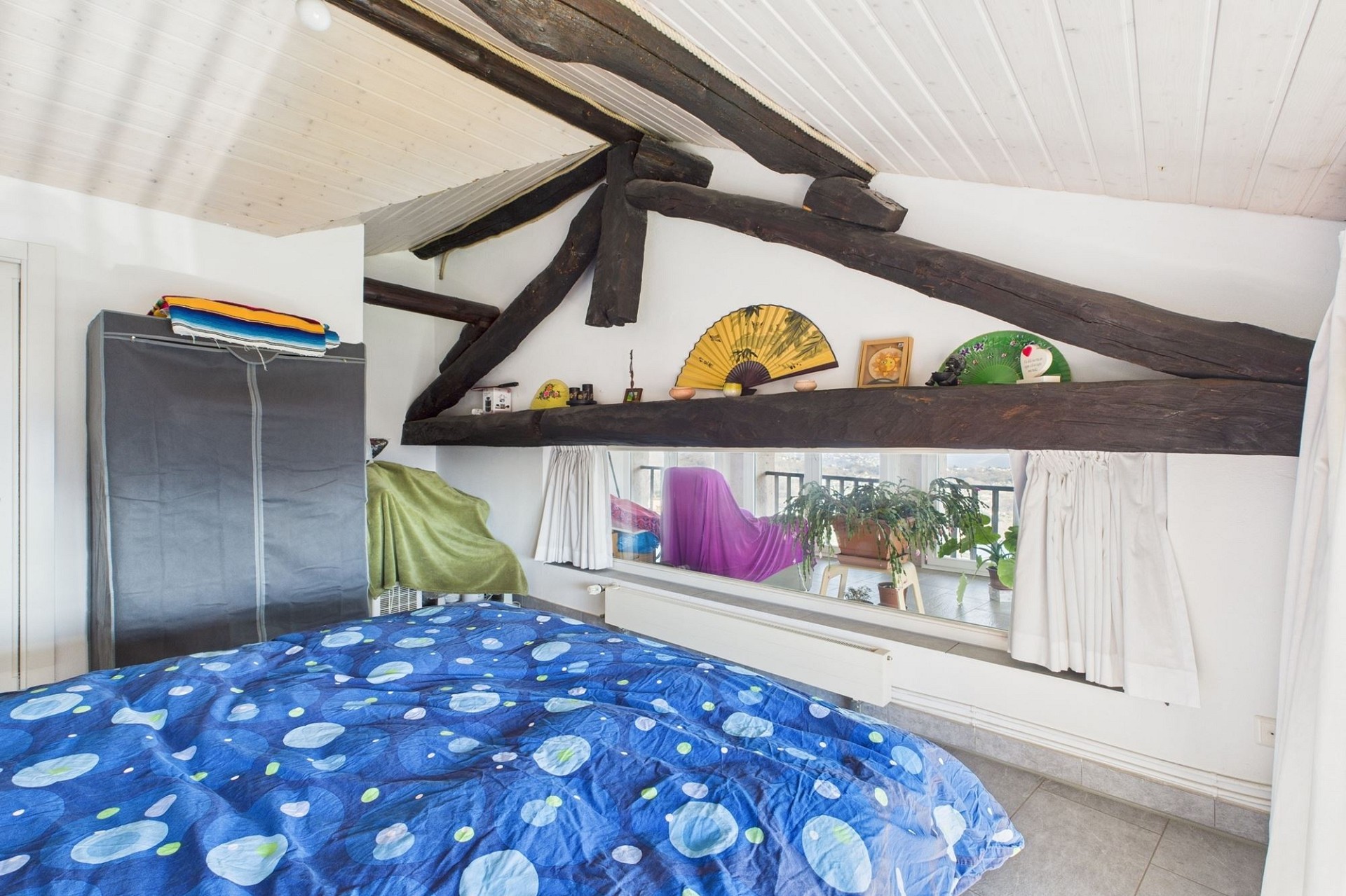Gemütliches Schlafzimmer mit sichtbaren Holzbalken