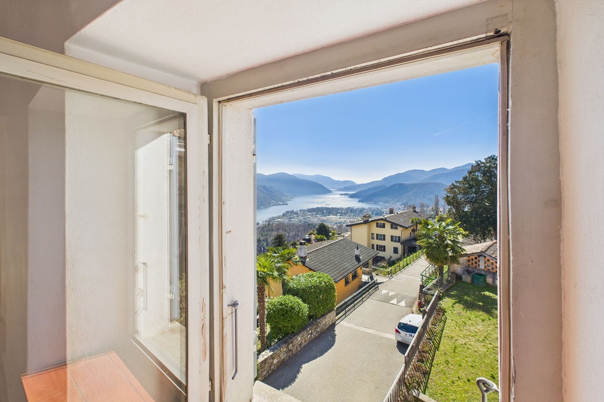 Blick aus einem geöffneten Fenster mit Seesicht