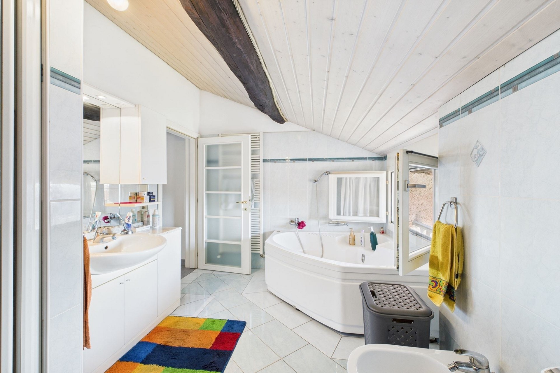 Helles Dachgeschossbad mit Badewanne und Doppelwaschbecken