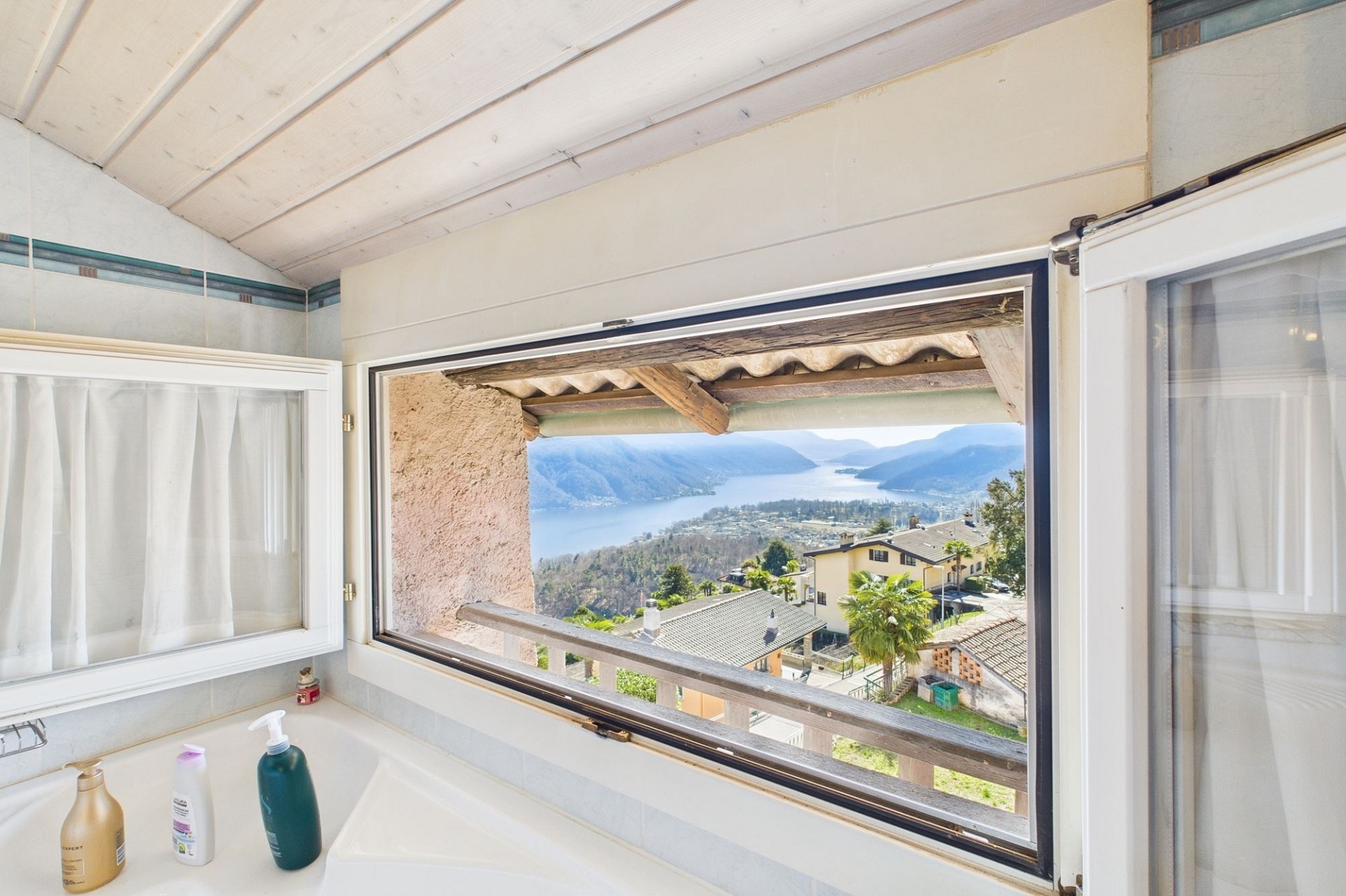 Badezimmer mit weitem Ausblick