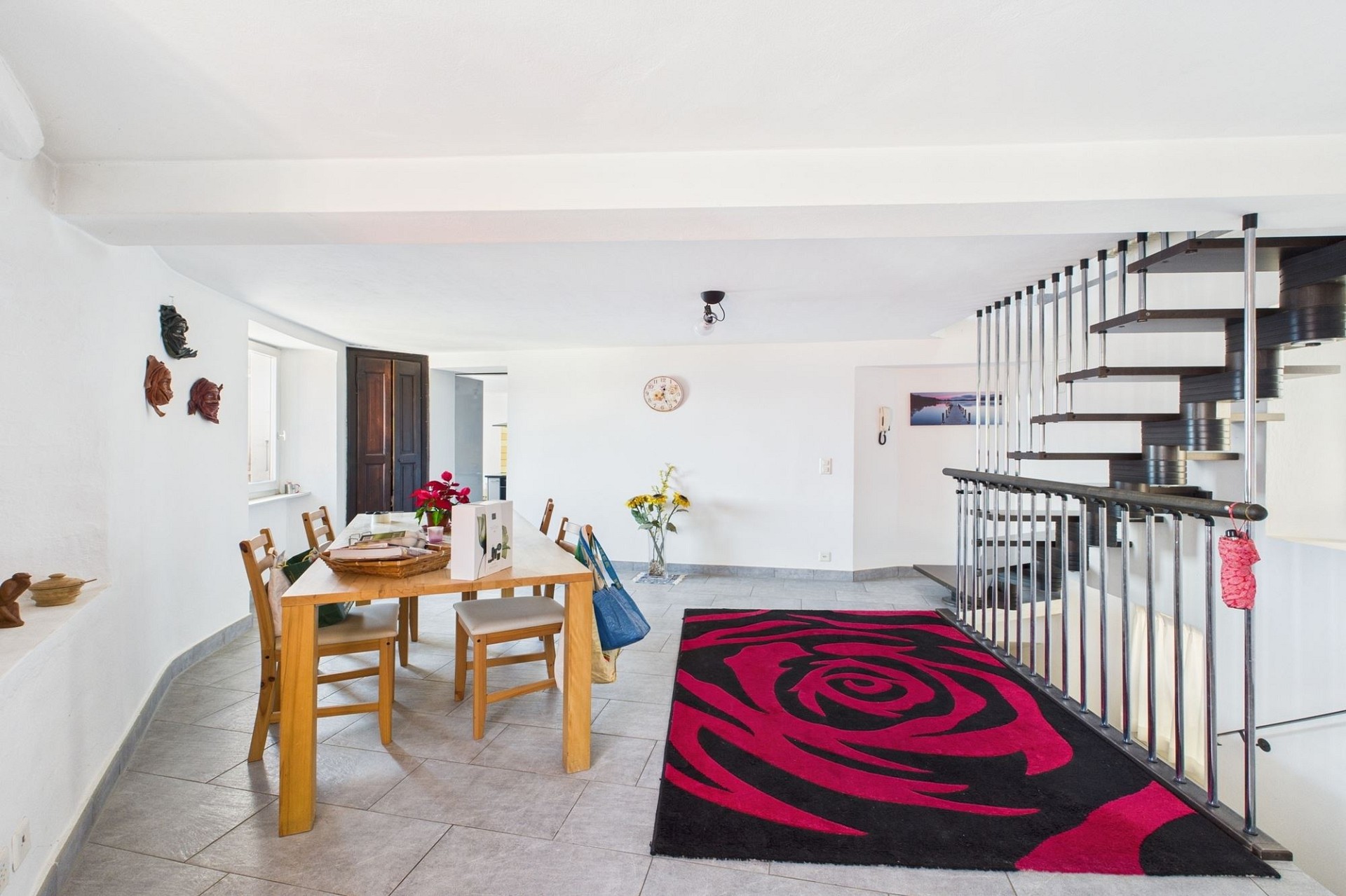 Offener Wohn- und Essbereich mit Treppe