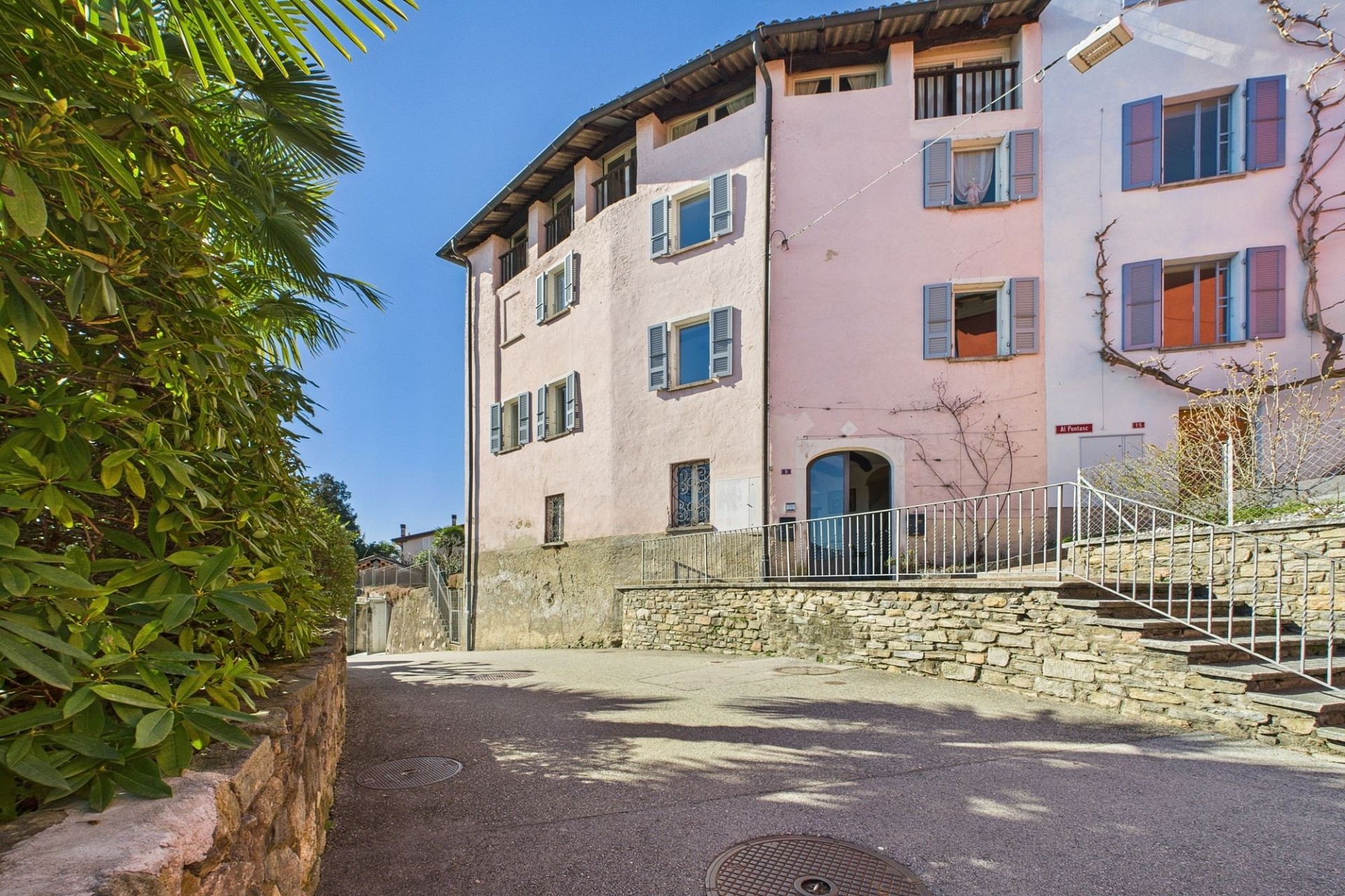 Pastellfarbene Wohnanlage mit mediterraner Fassade