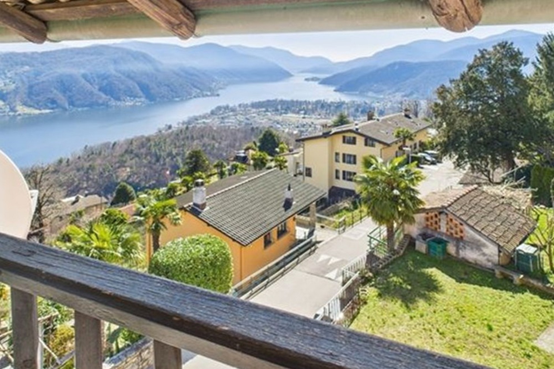 Berg- und Seeblick von einer Terrasse
