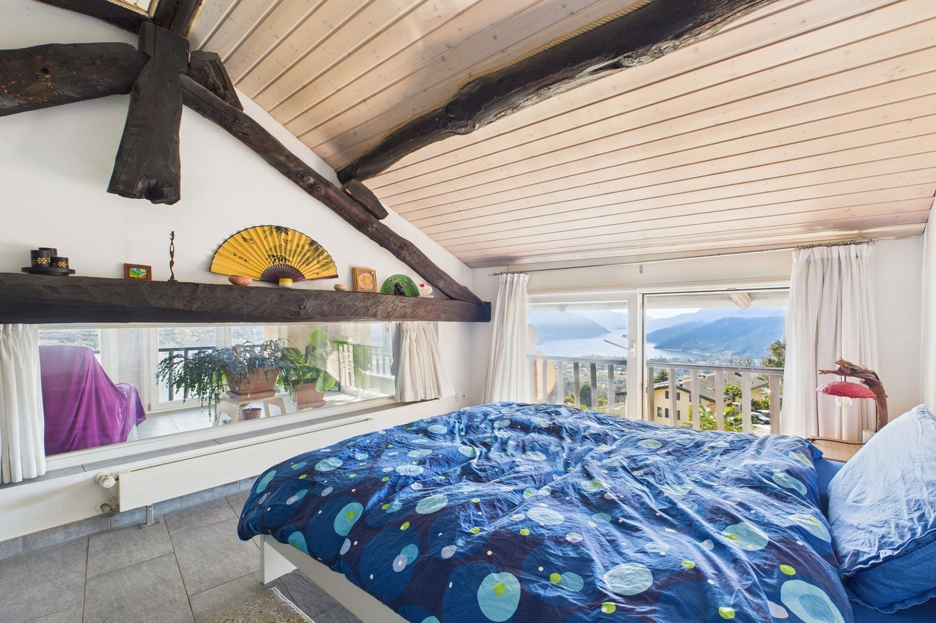 Gemütliches Schlafzimmer mit Berg- und Seeblick