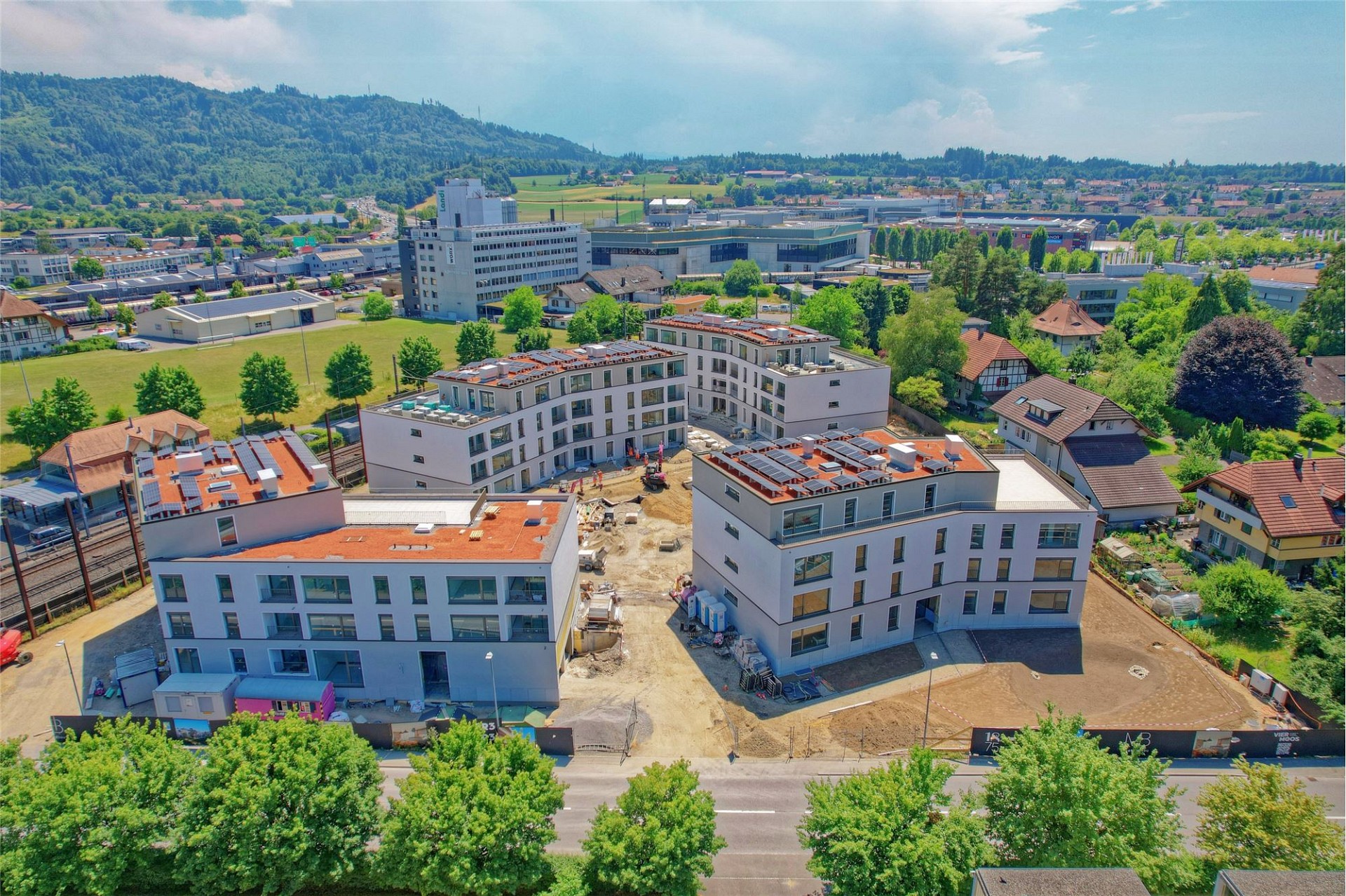 Luftaufnahme einer modernen Wohnanlage im Bau