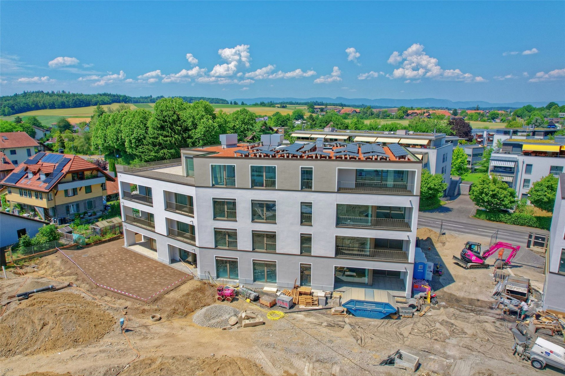 Neubau-Mehrfamilienhaus im Bau mit Dachterrassen