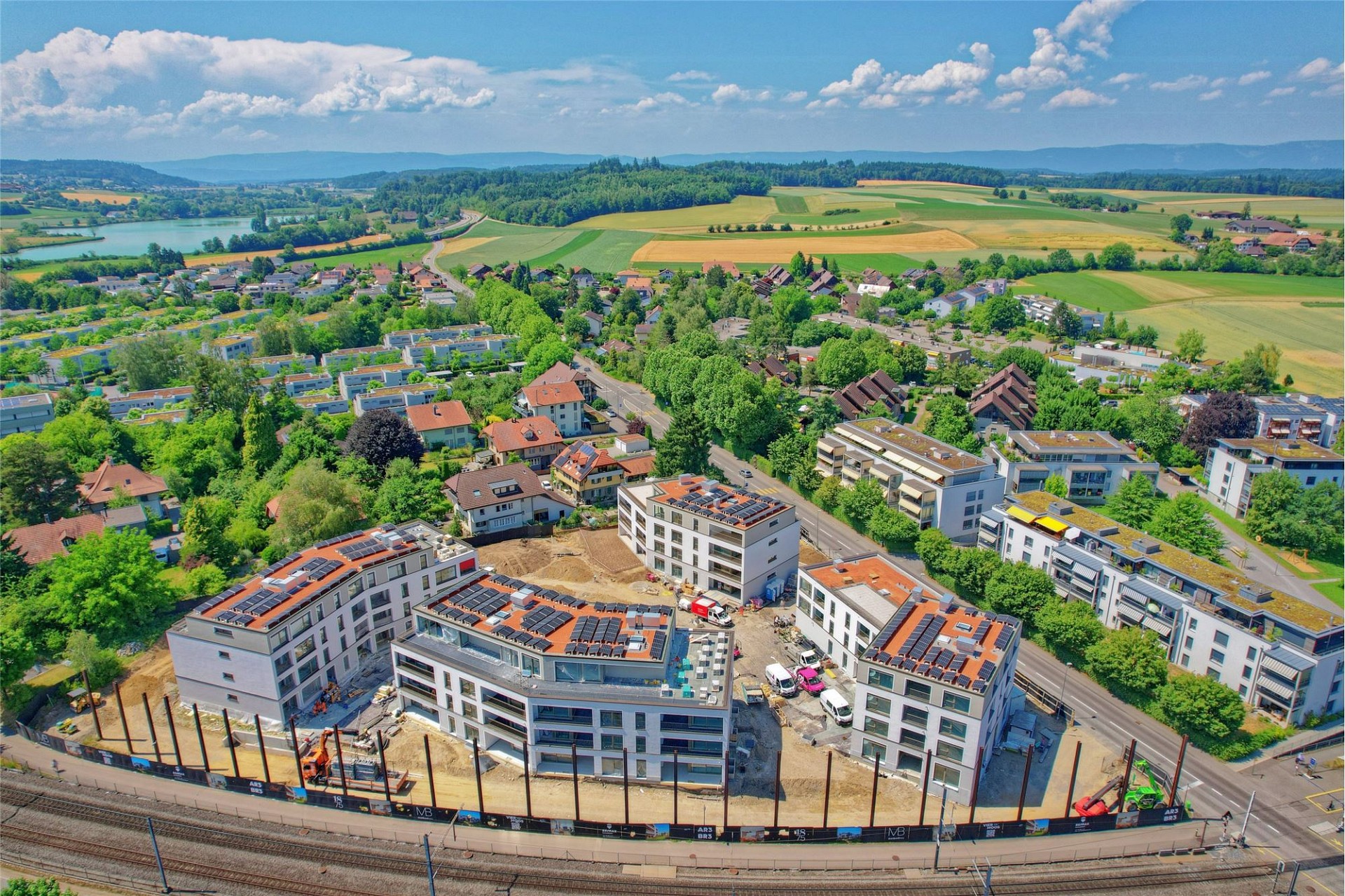 Luftaufnahme eines Wohnquartiers mit Neubauten und Landschaft