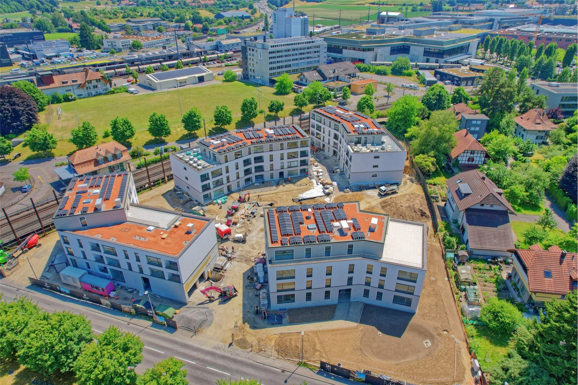 Luftaufnahme einer Wohnanlage im Bau