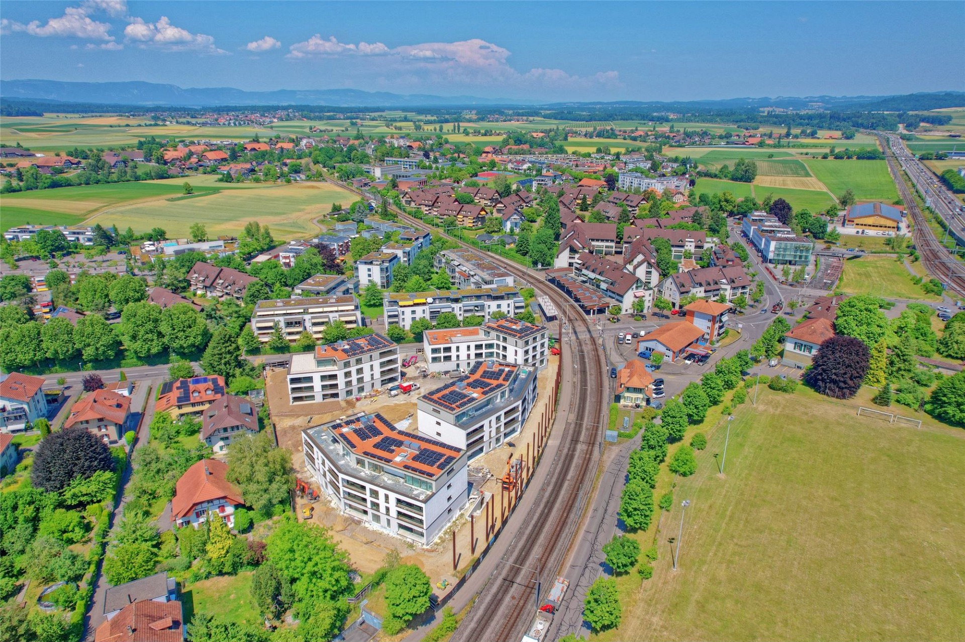 Luftaufnahme einer Wohn- und Siedlungslandschaft