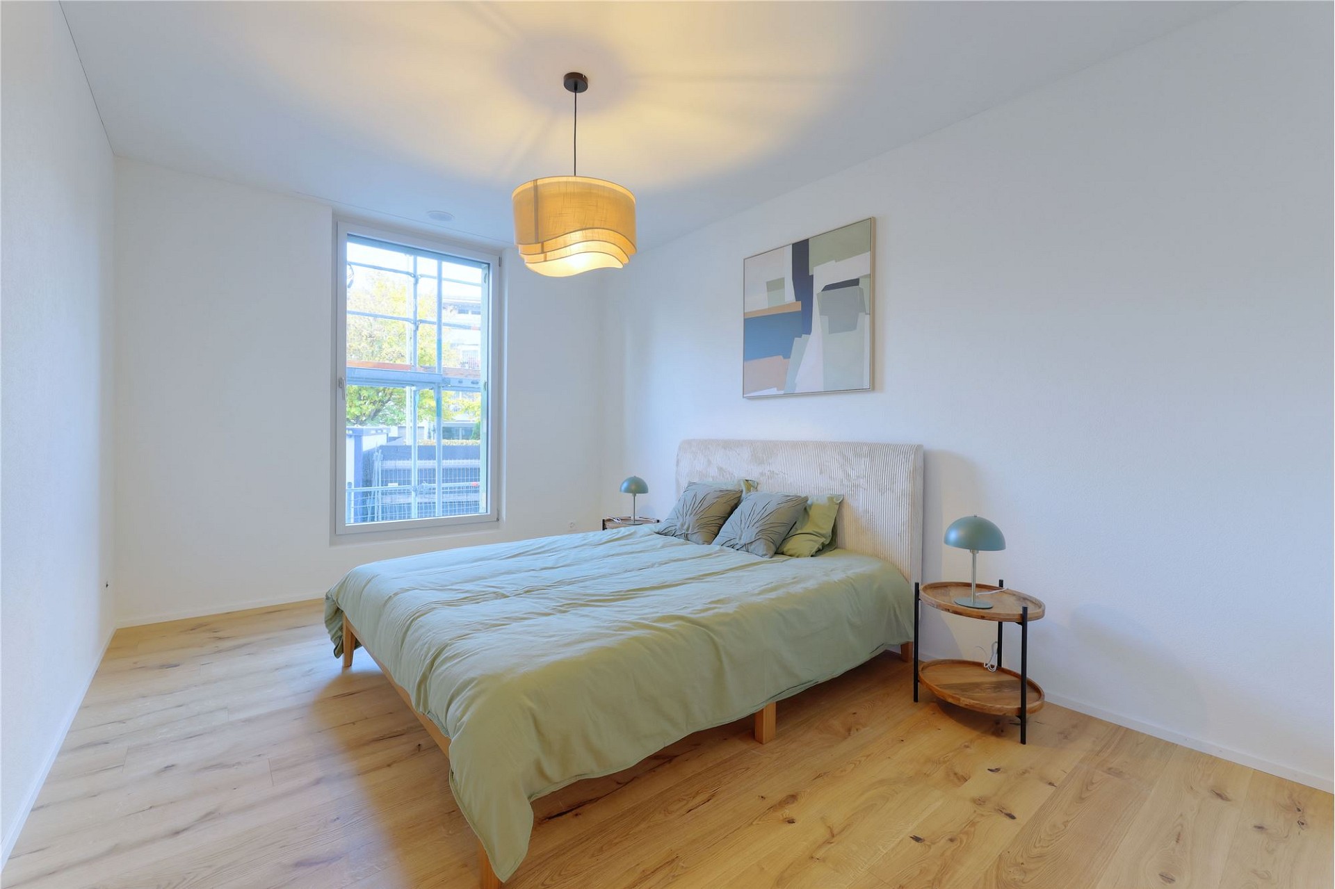 Helles Schlafzimmer mit Einzelmöblierung