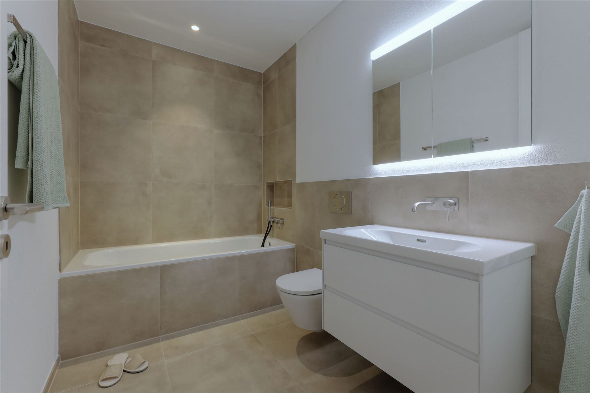Modernes Badezimmer mit Badewanne und Waschtisch