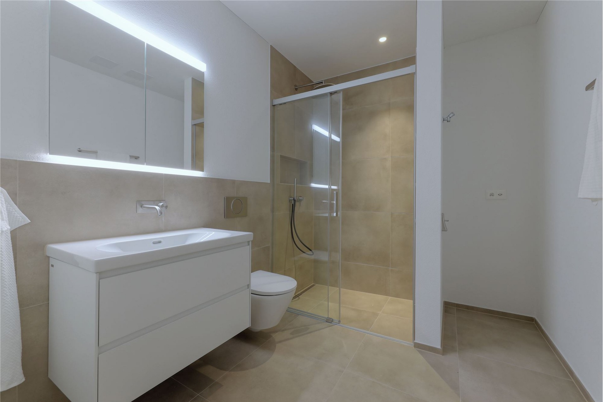 Modernes Badezimmer mit begehbarer Dusche