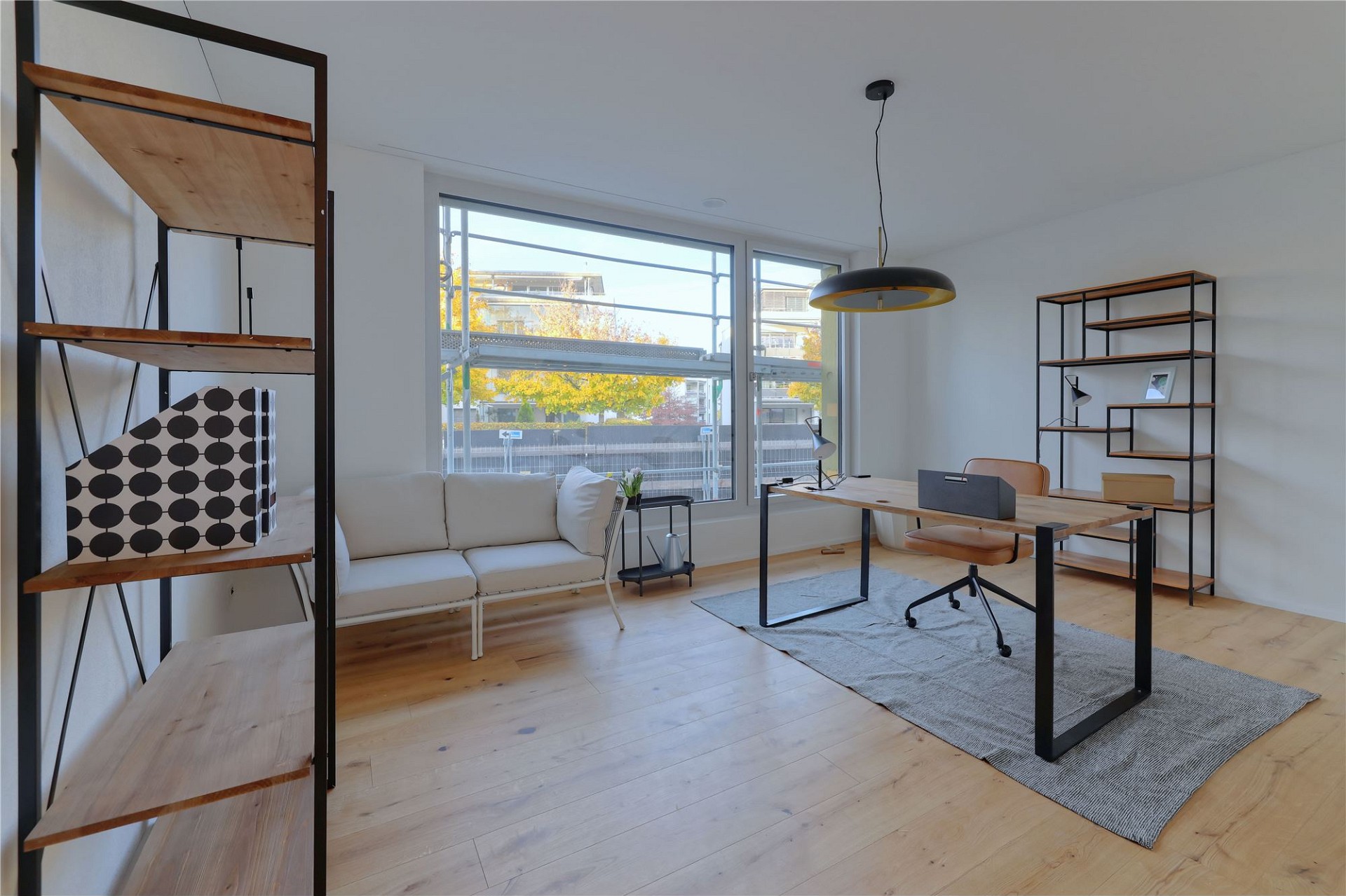Helles Homeoffice mit großen Fenstern