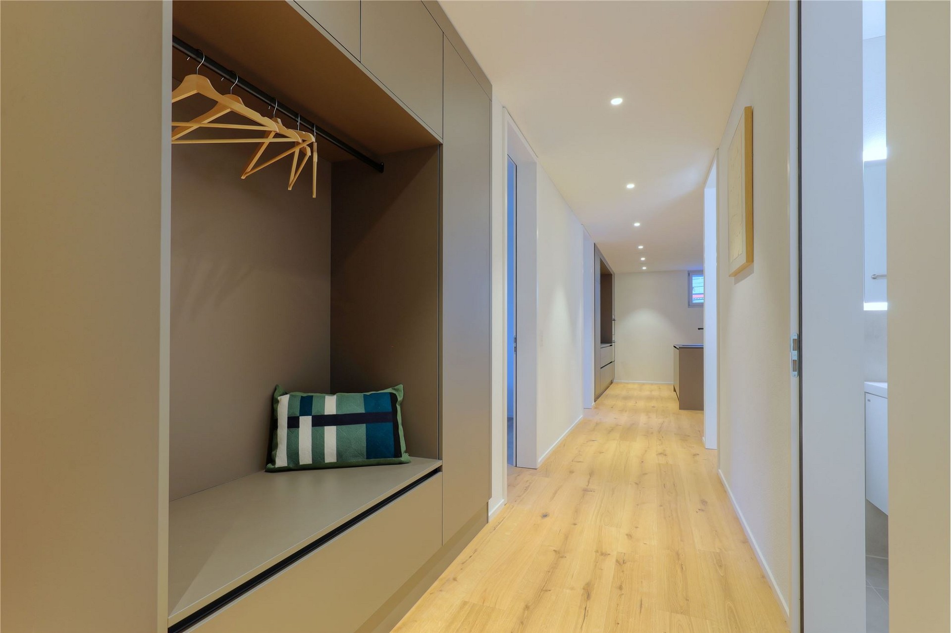 Moderner Flur mit Einbauschrank und Holzboden