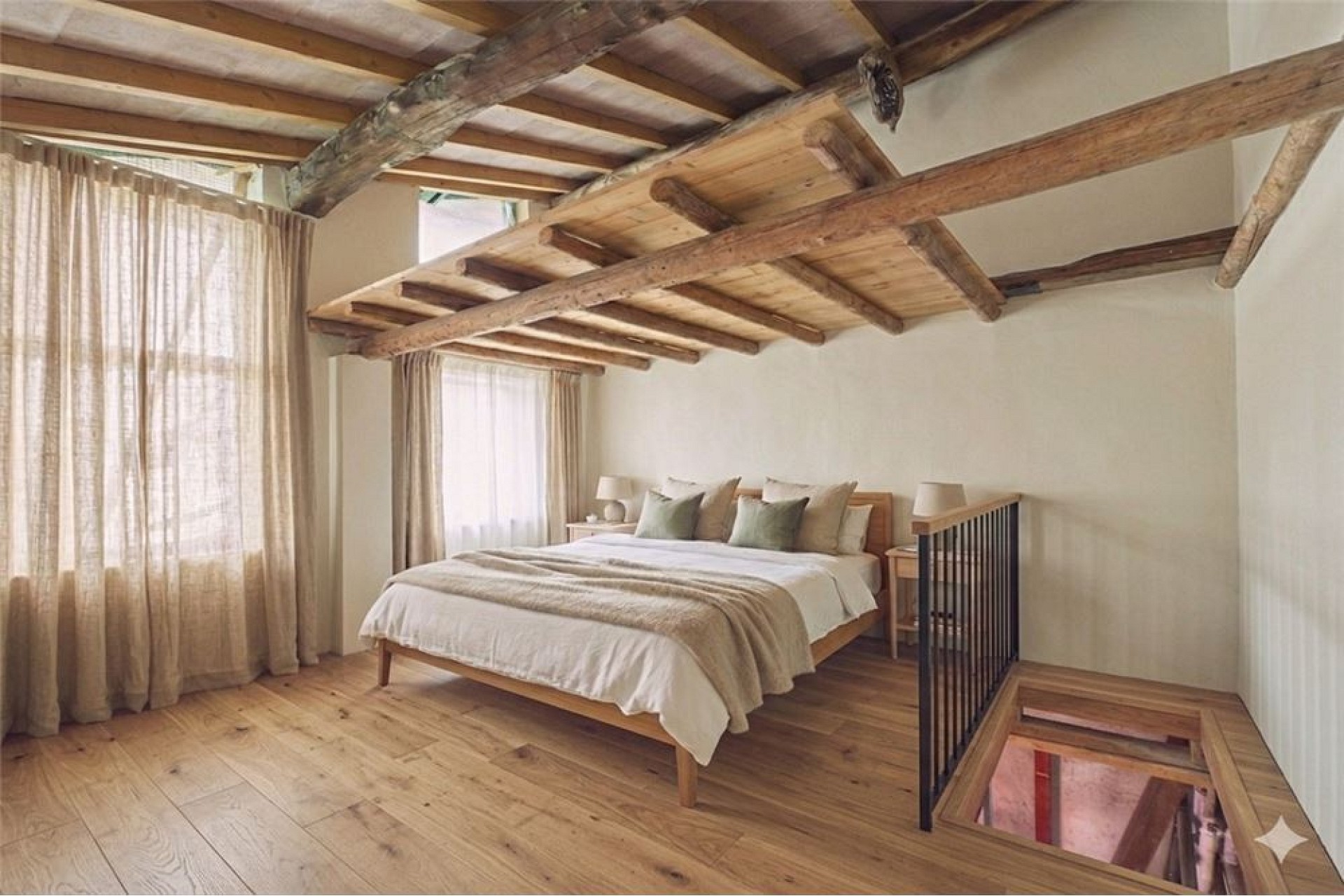 Schlafzimmer mit rustikalem Dachgebälk
