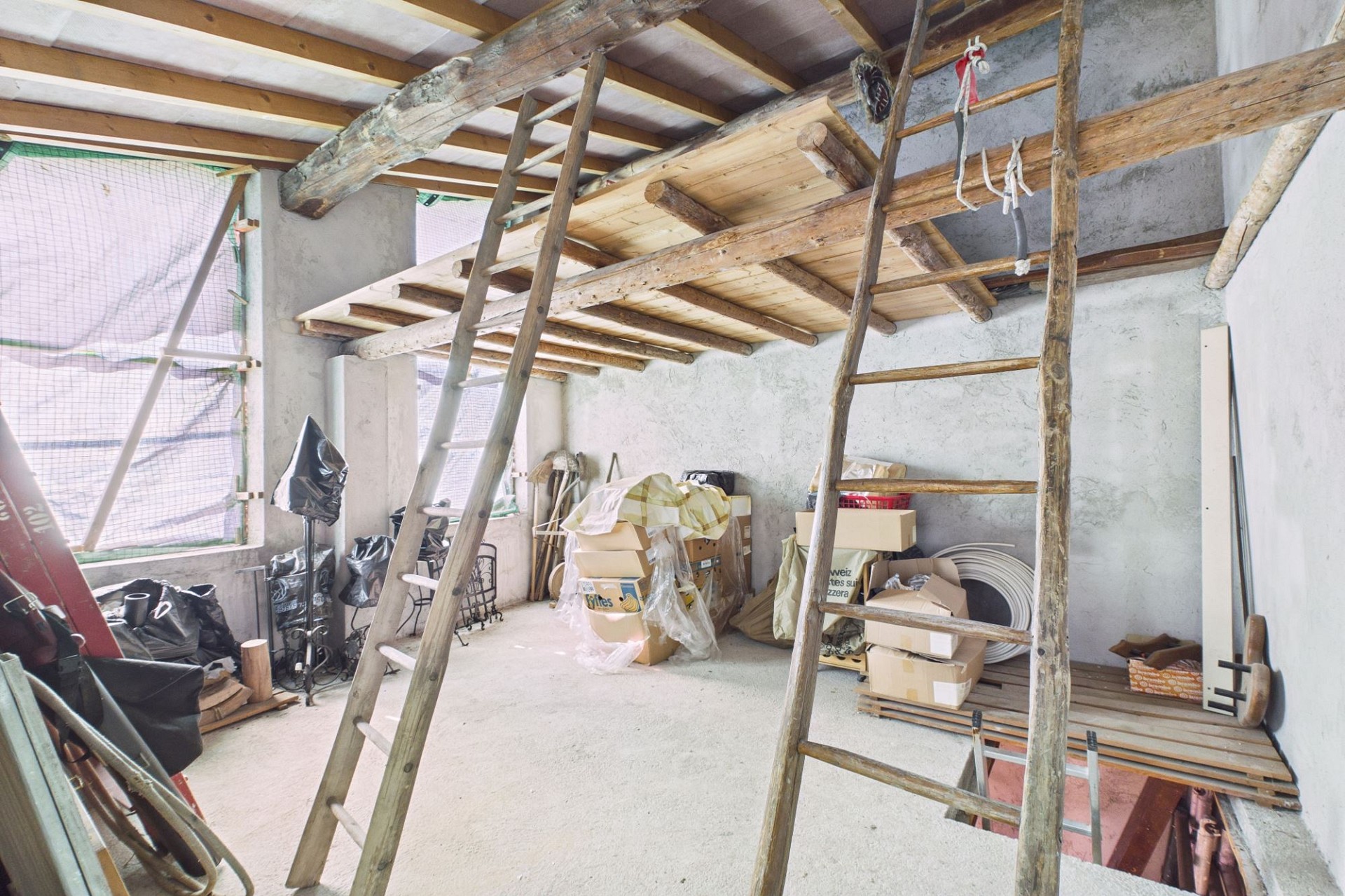 Bastel- bzw. Abstellraum mit Holzleiter und Zwischendecke
