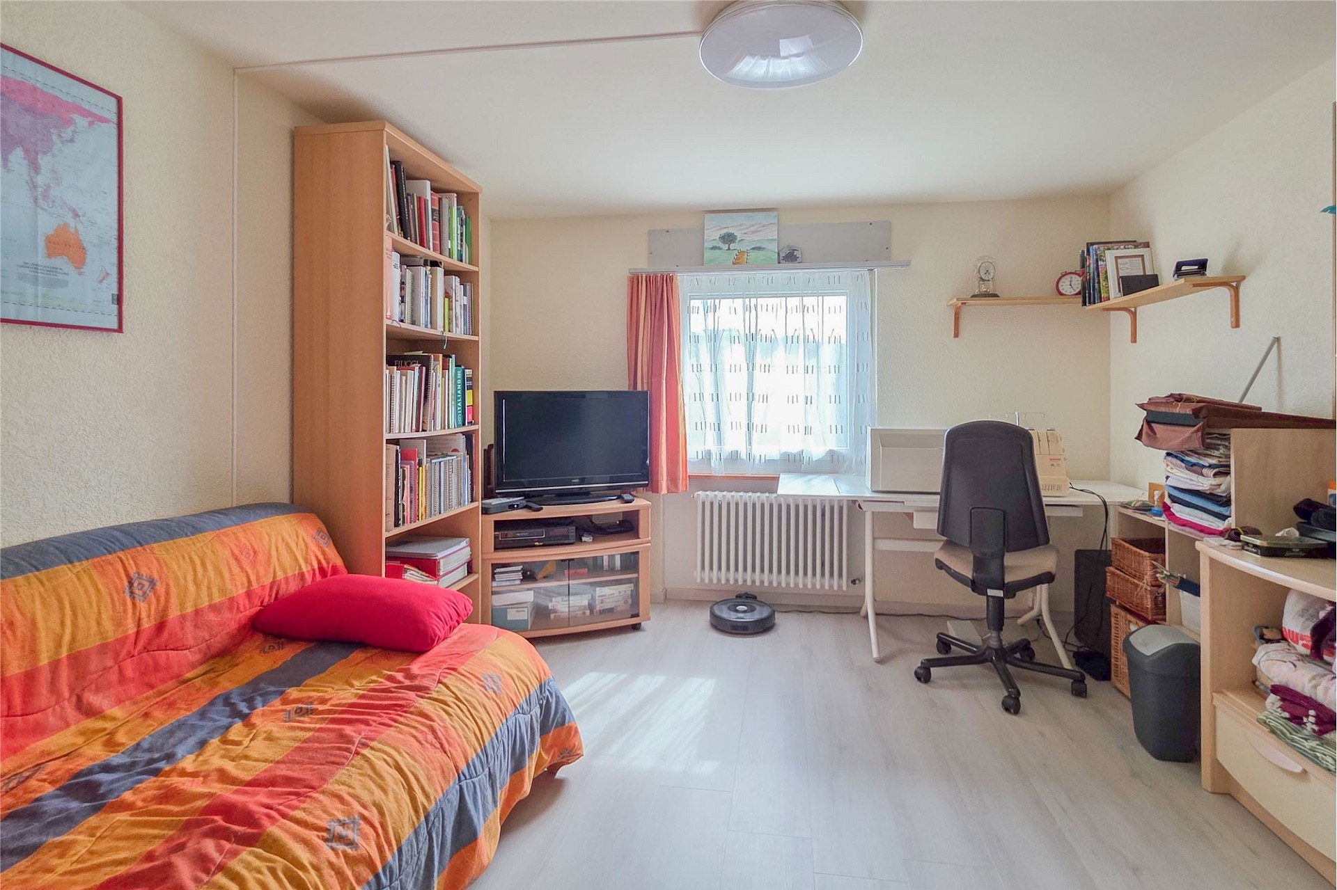 Helles Schlafzimmer mit Arbeitsbereich