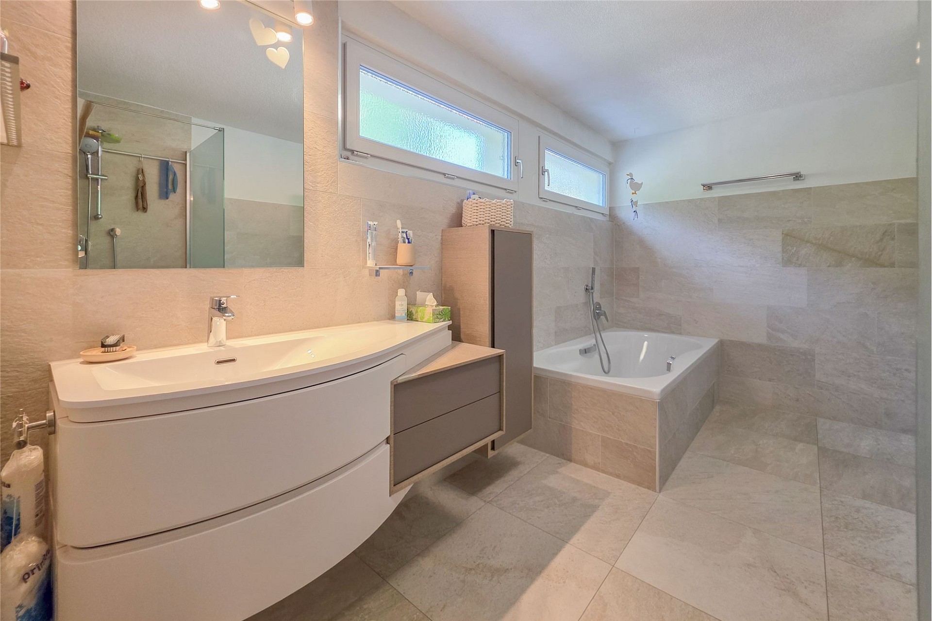 Modernes Badezimmer mit Badewanne und Waschtisch