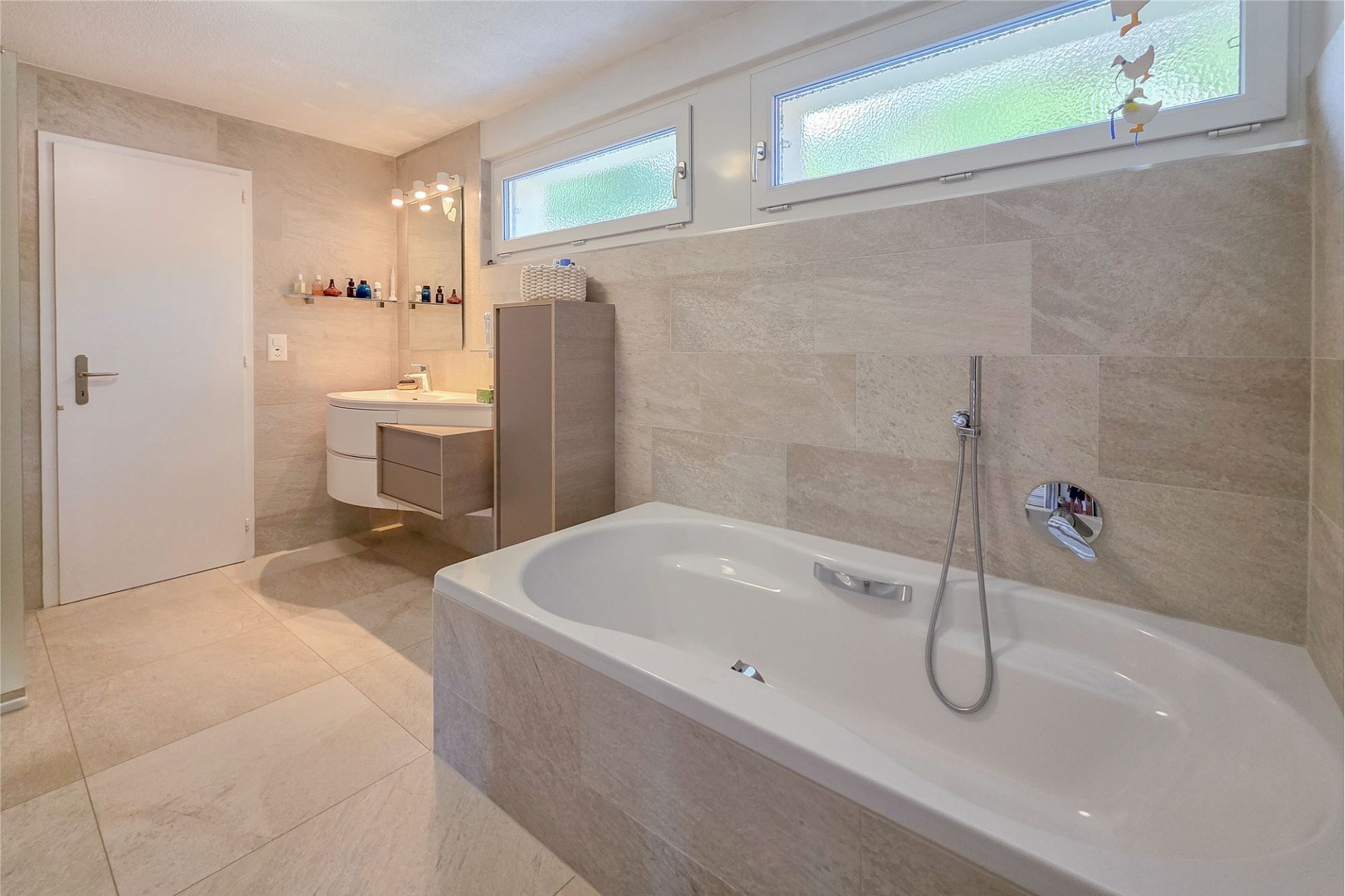 Helles modernes Badezimmer mit Badewanne