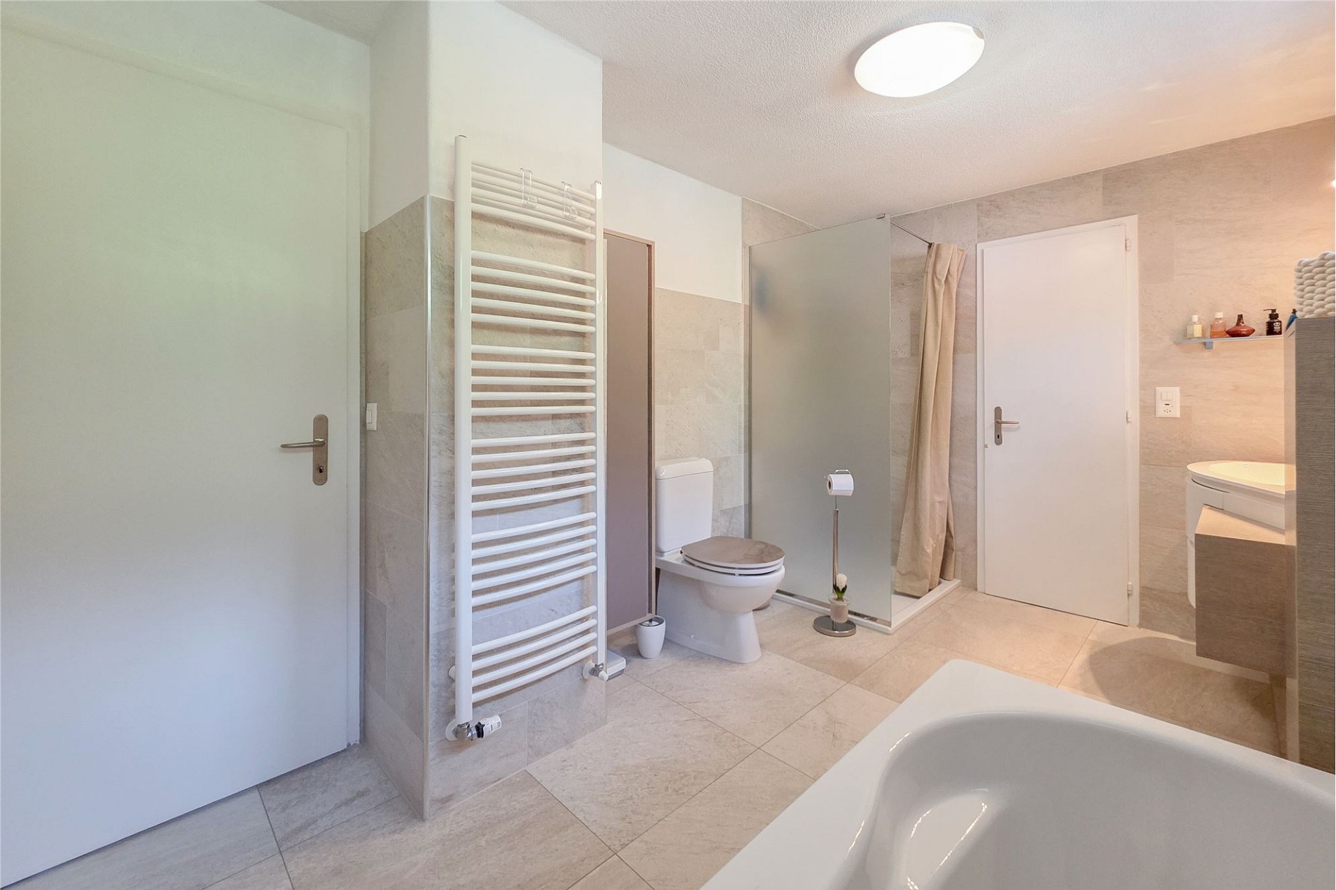 Modernes Badezimmer mit Badewanne und Dusche
