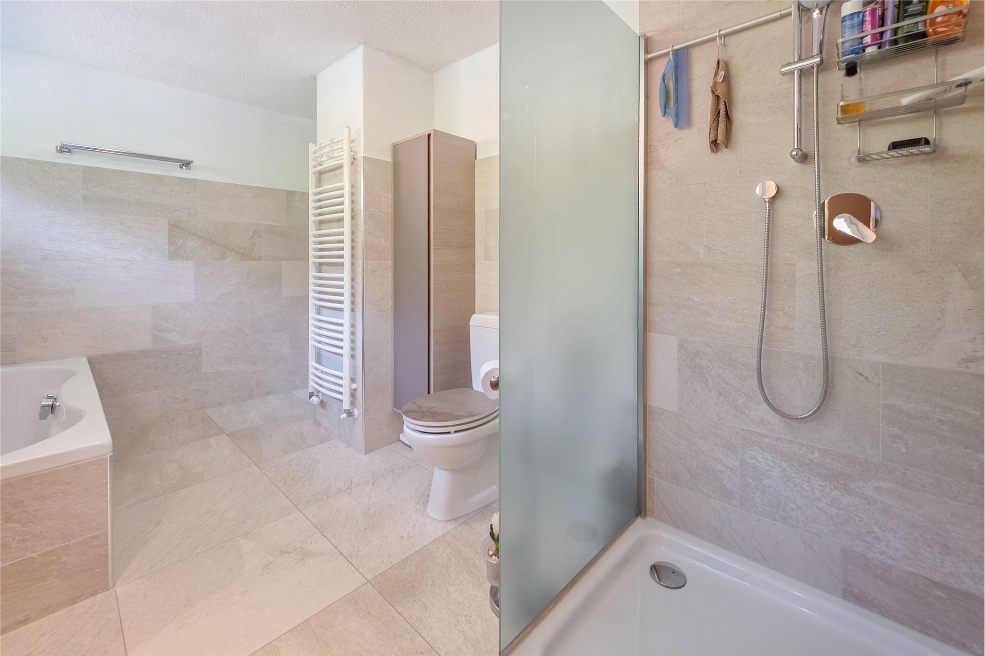 Modernes Badezimmer mit Badewanne und Dusche