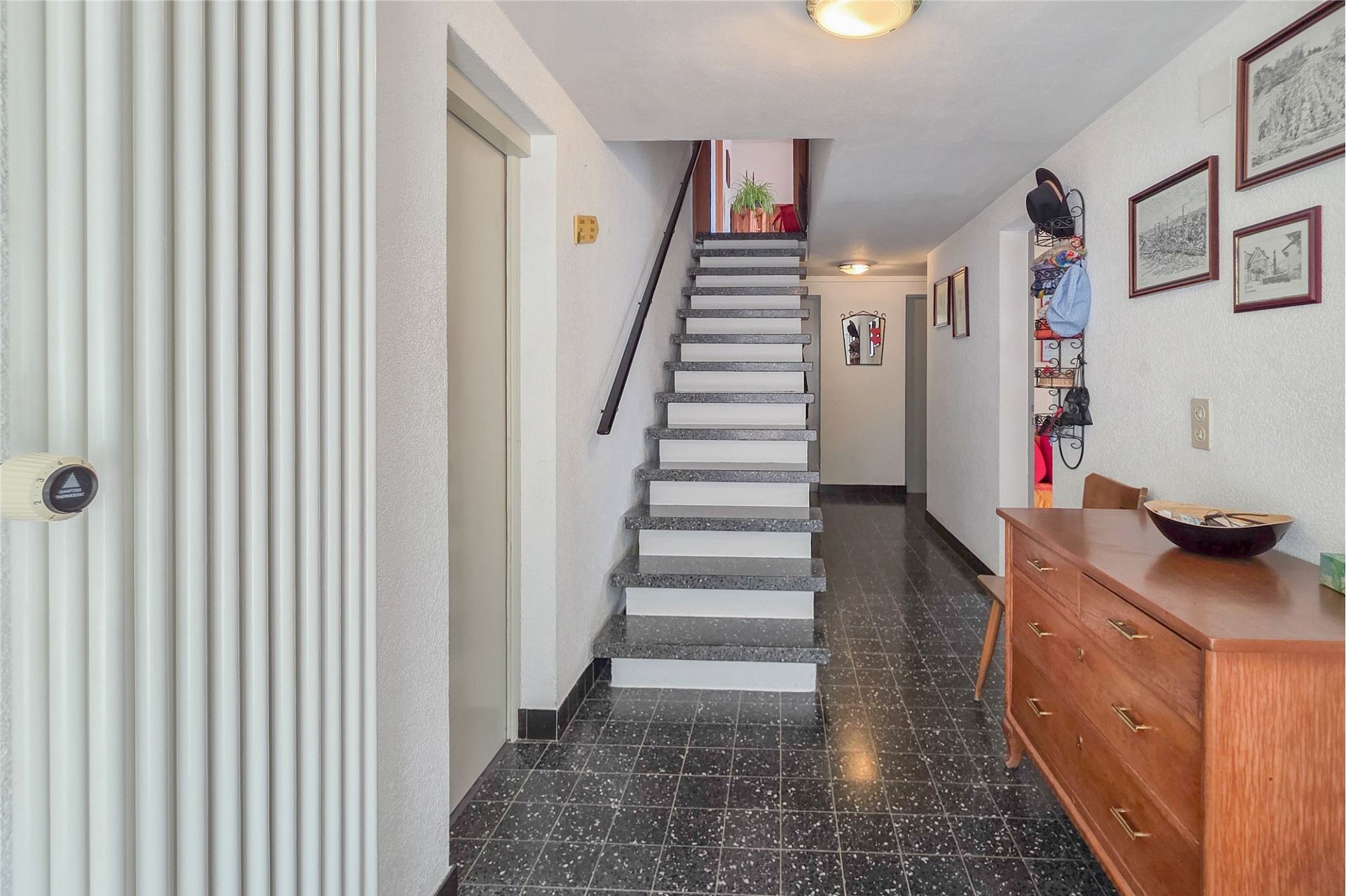 Flur mit Treppe und Stauraum