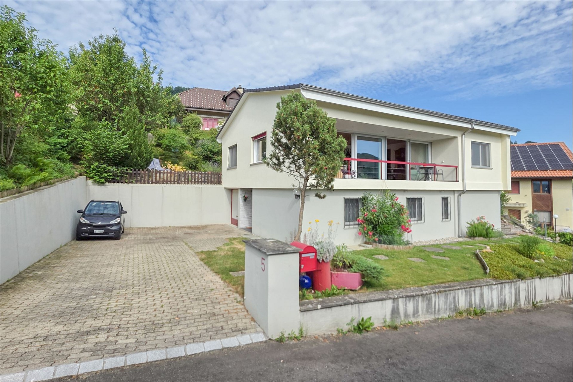Modernes Einfamilienhaus mit Vorgarten und Einfahrt
