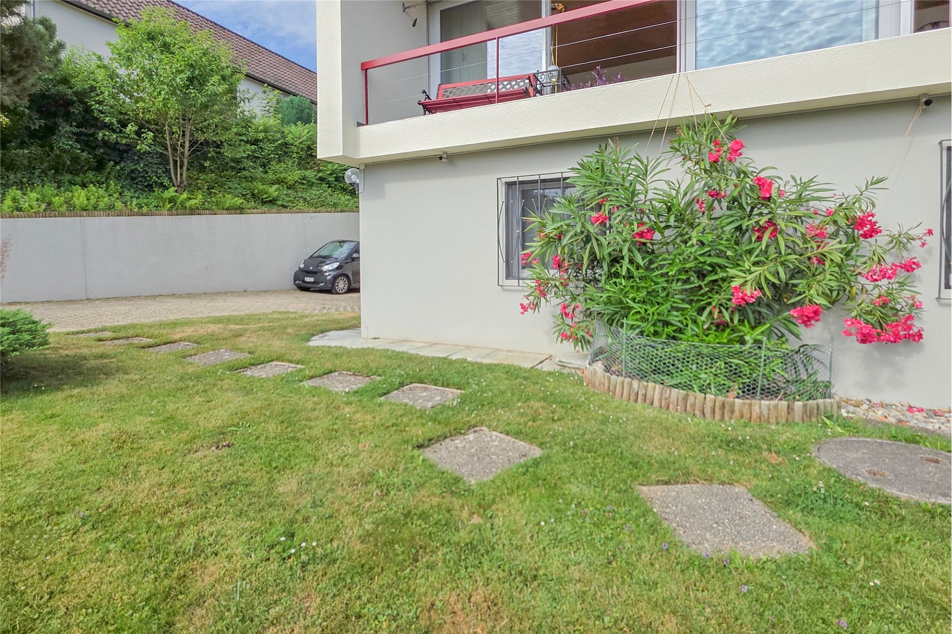 Gartenansicht eines modernen Wohnhauses