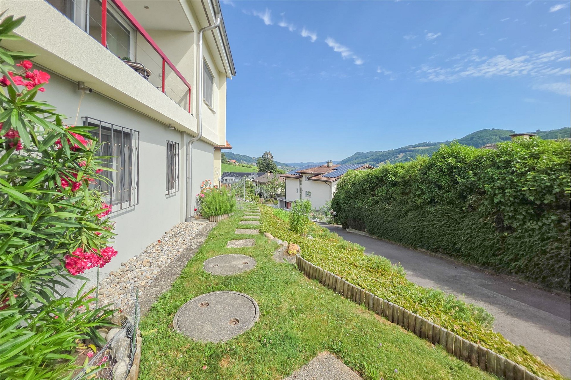 Außenansicht eines Hauses mit Gartenhang
