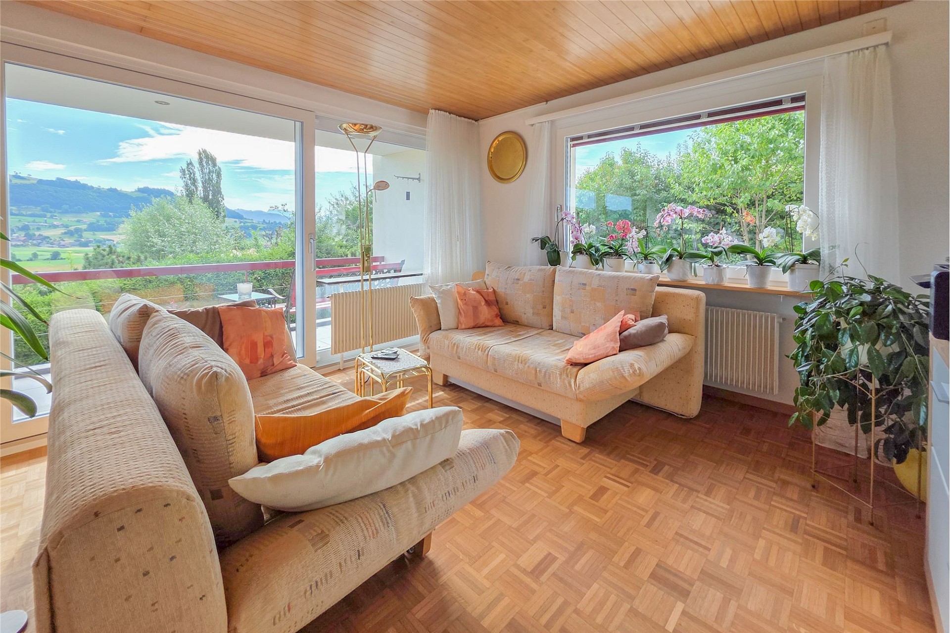 Helles Wohnzimmer mit Panoramablick