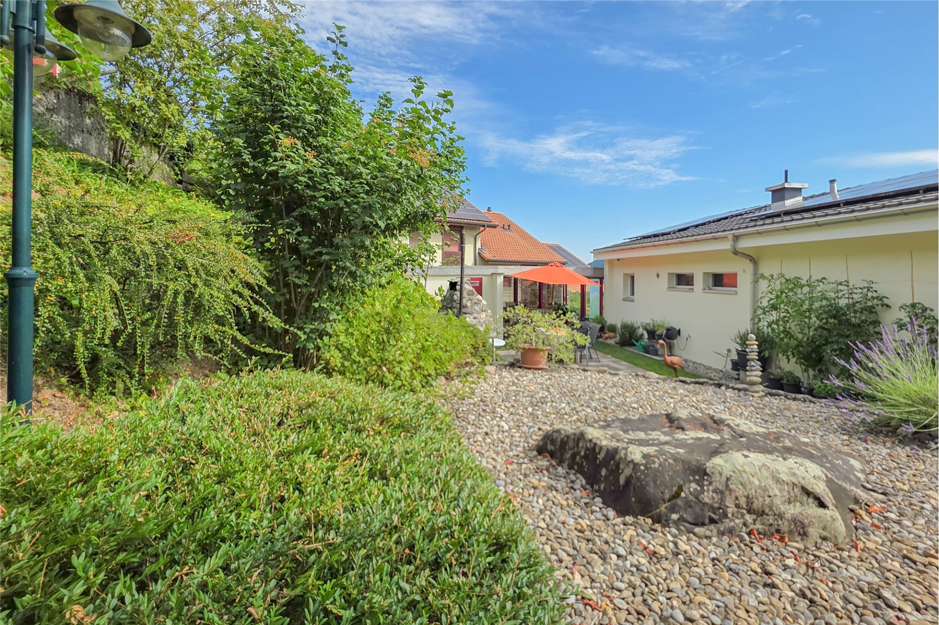 Gemütlicher Garten mit Terrasse und Nebengebäude