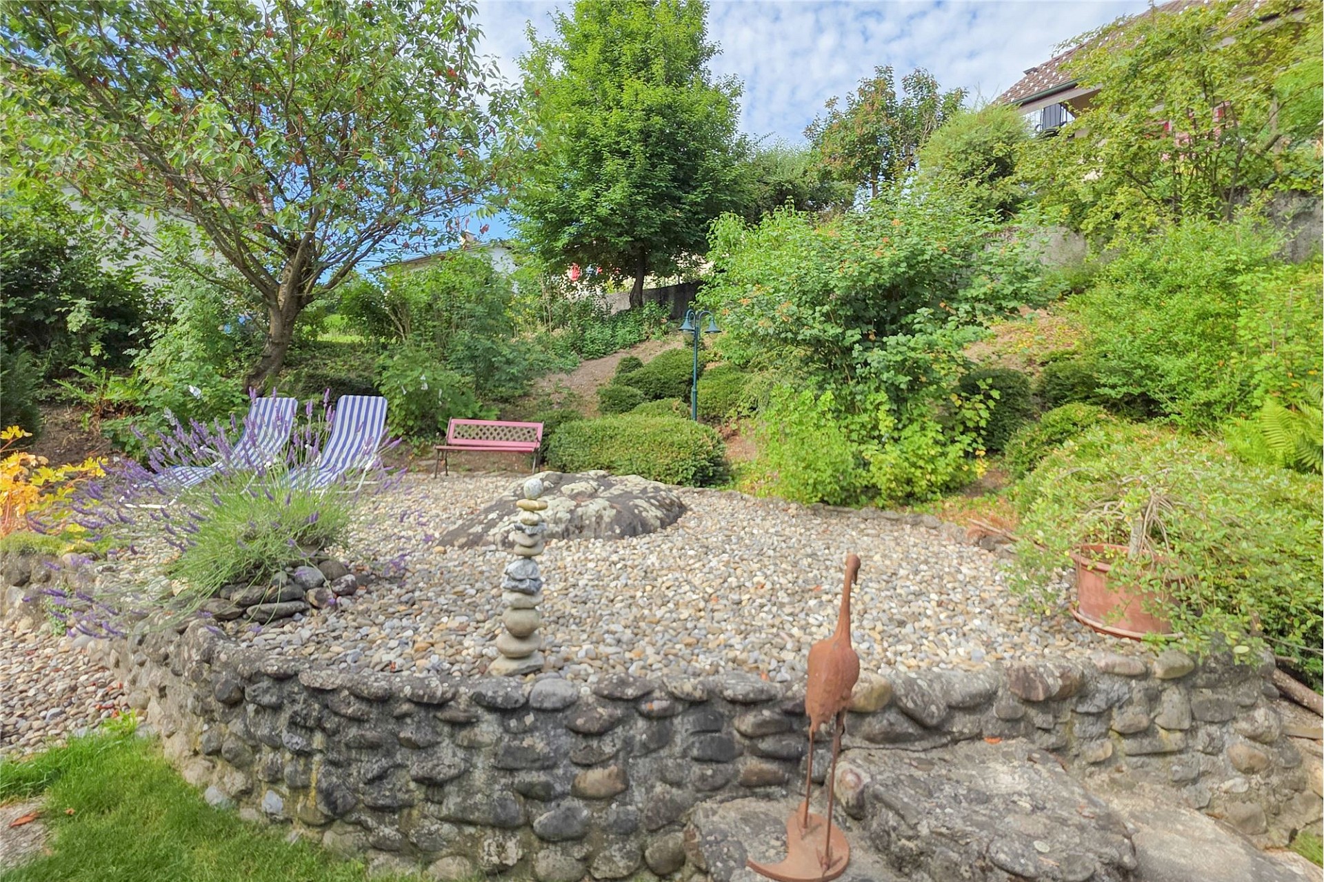 Landschaftlich gestalteter Garten mit Sitzbereich