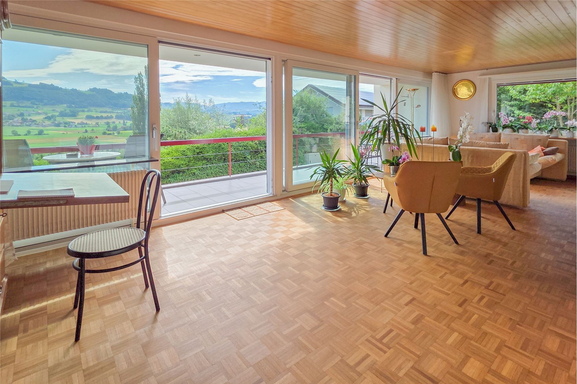 Helles Wohn- und Esszimmer mit Panoramafenstern