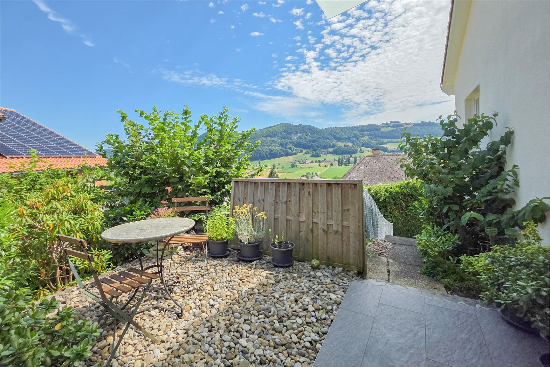 Garten- und Terrassenbereich mit Bergblick